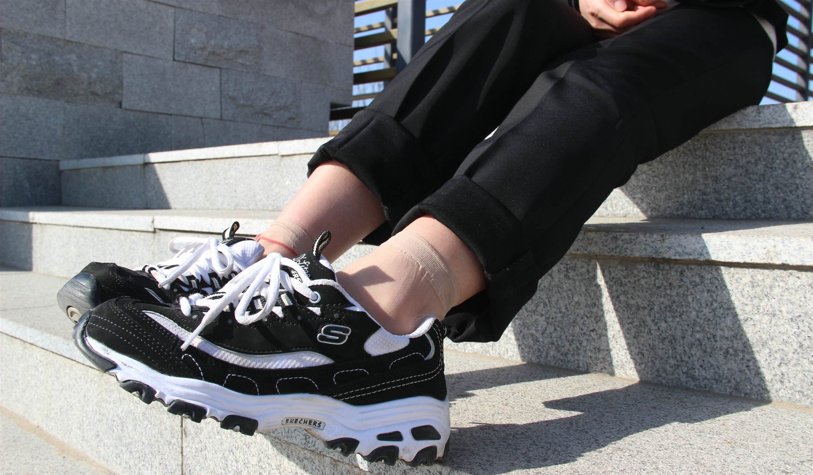 《红色脚绳》作品图