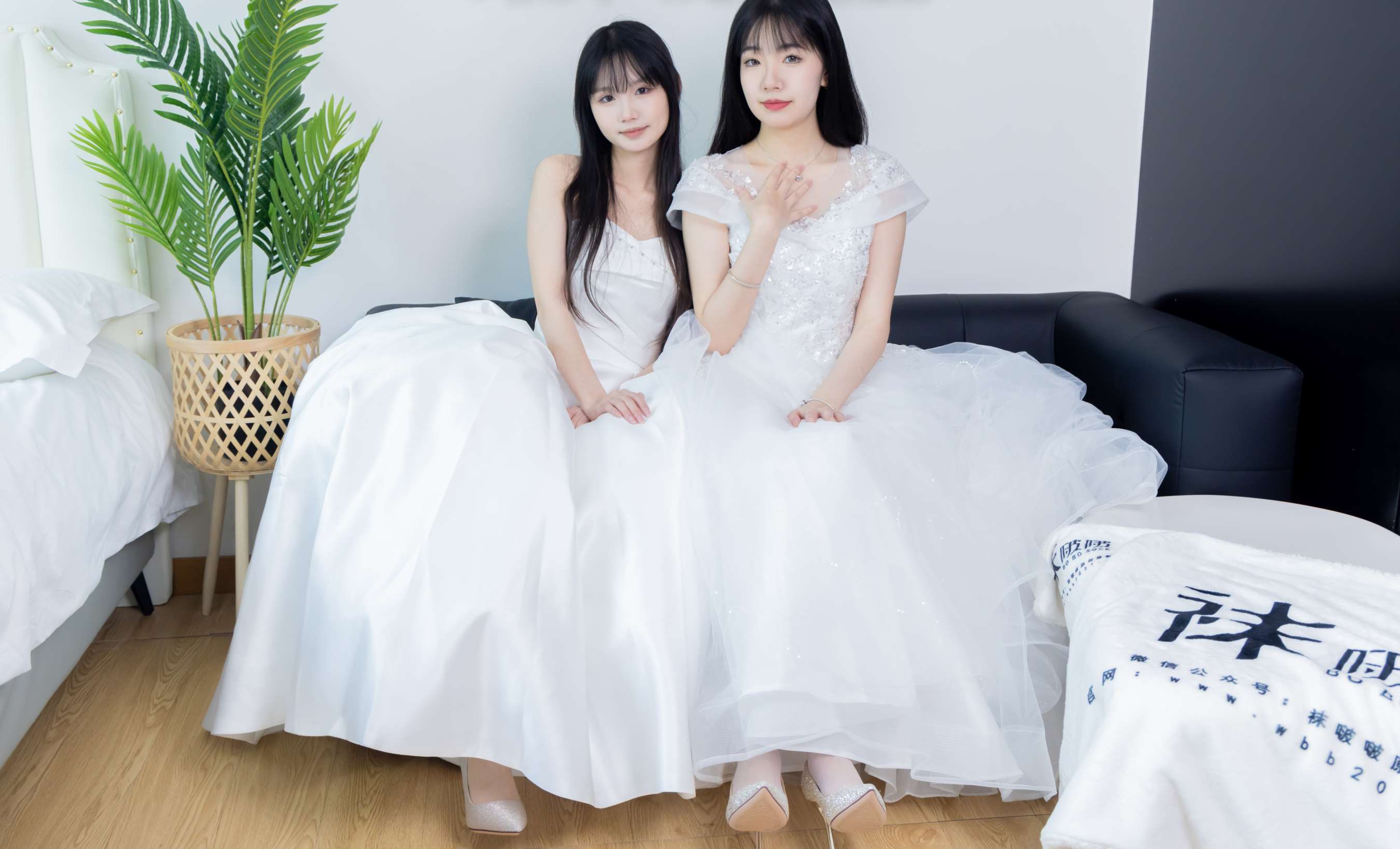 《小甜豆&甜甜圈-两双高跟鞋、薄肉丝、薄白丝、婚纱主题、互相帮对方腿脚涂抹》作品图