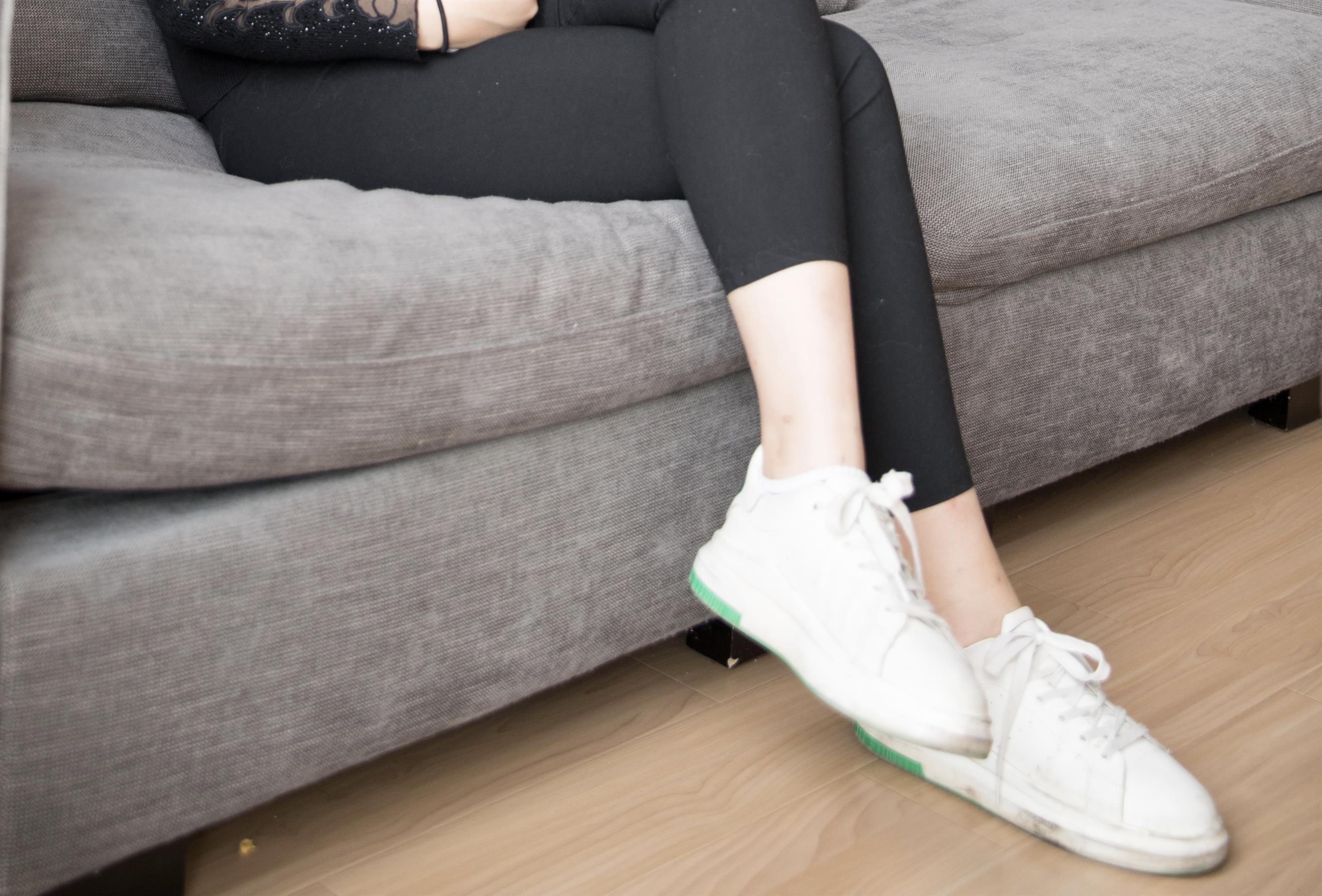 《小姐姐板鞋の船袜脚丫+视频2个》作品图