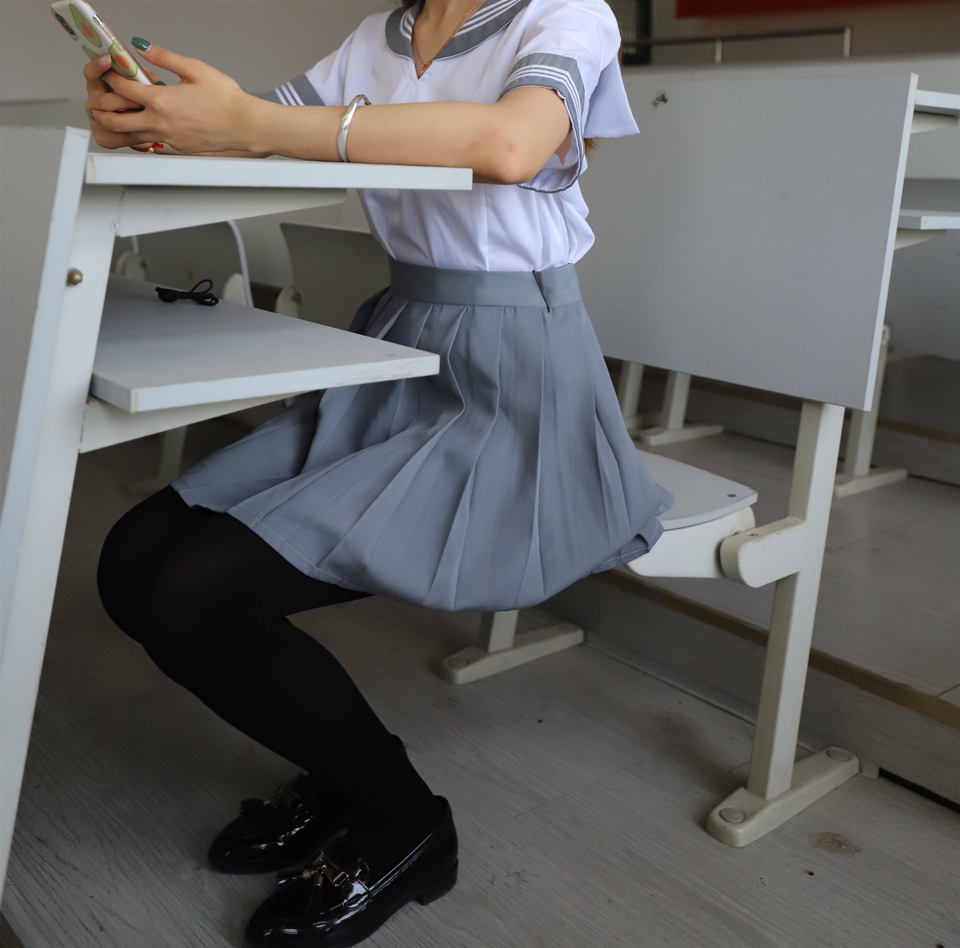 《小姐姐皮鞋黑丝袜脚》作品图