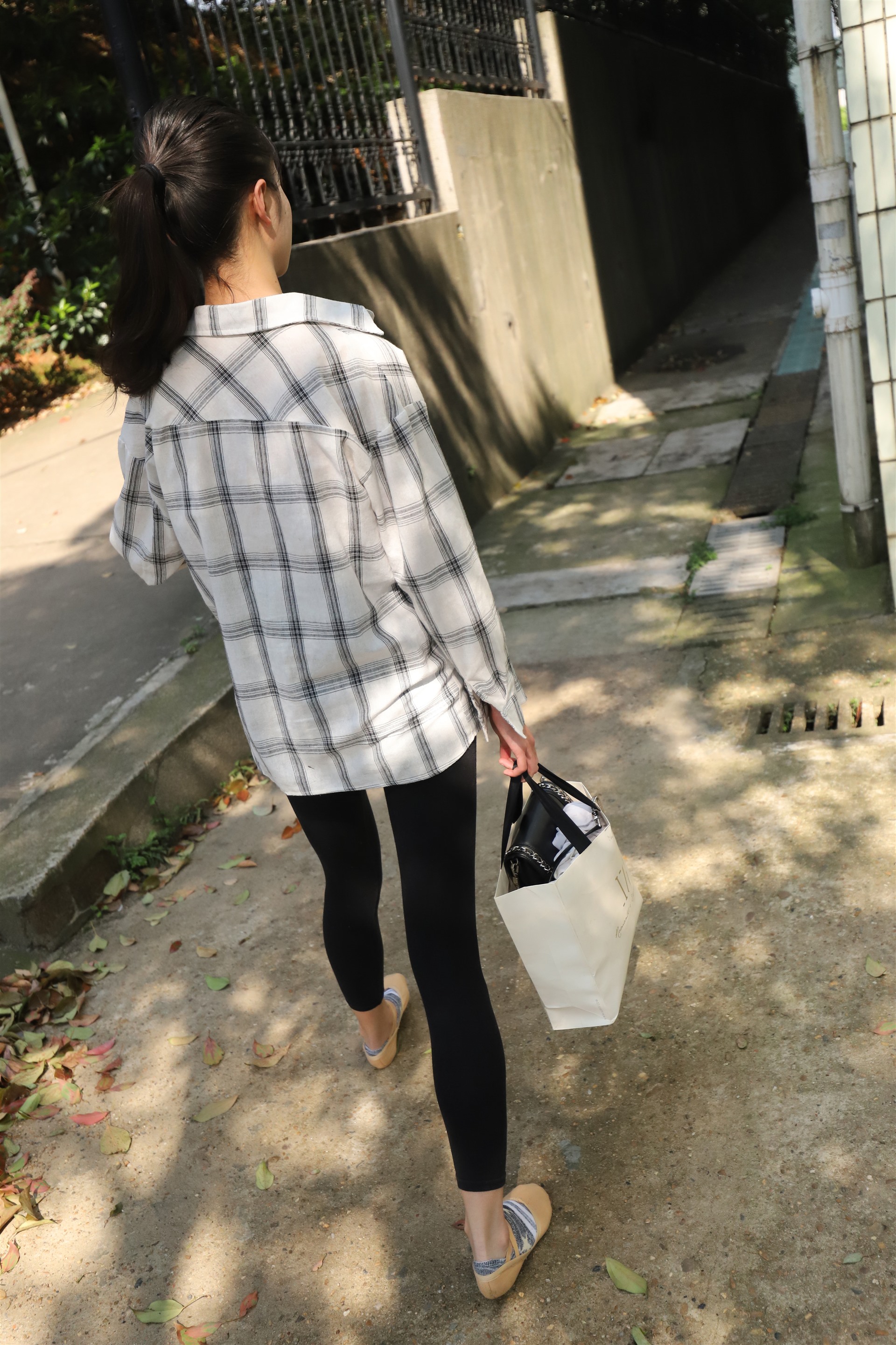 《舞后学妹吊带棉袜脚丫》作品图