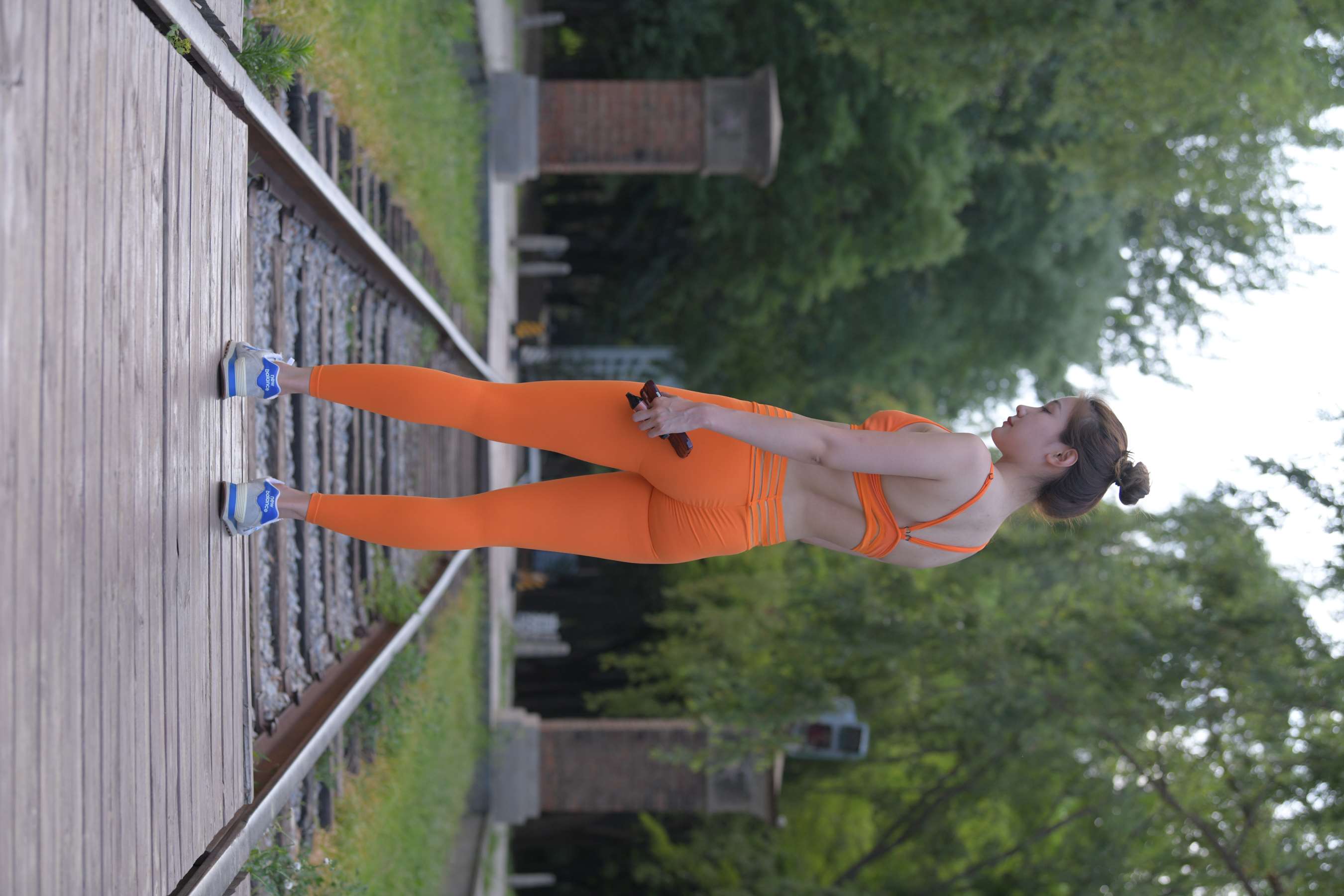 《树荫下练瑜伽》作品图