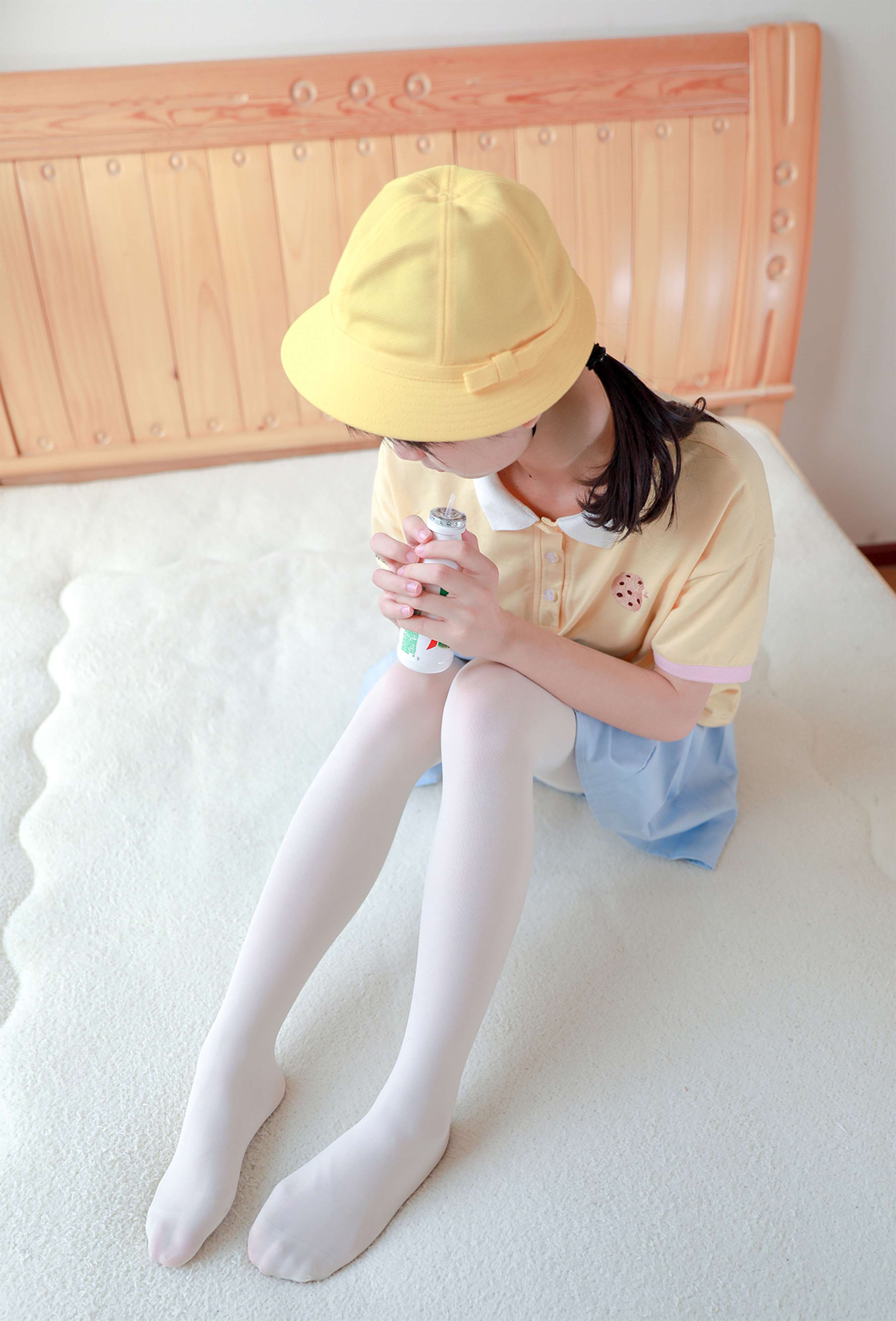 《黄帽の白丝脚丫》作品图