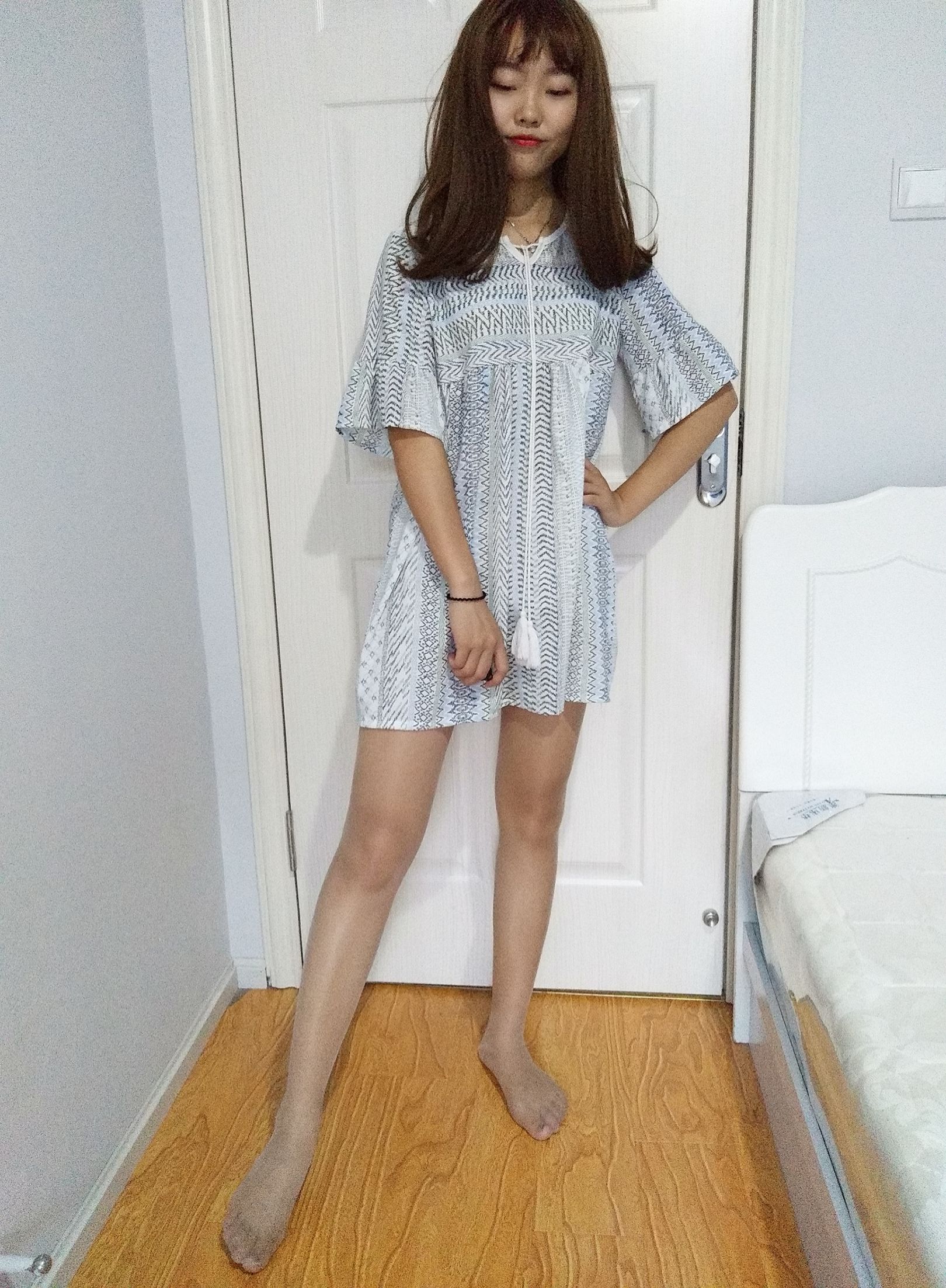 《寝室丝袜脚丫自拍》作品图