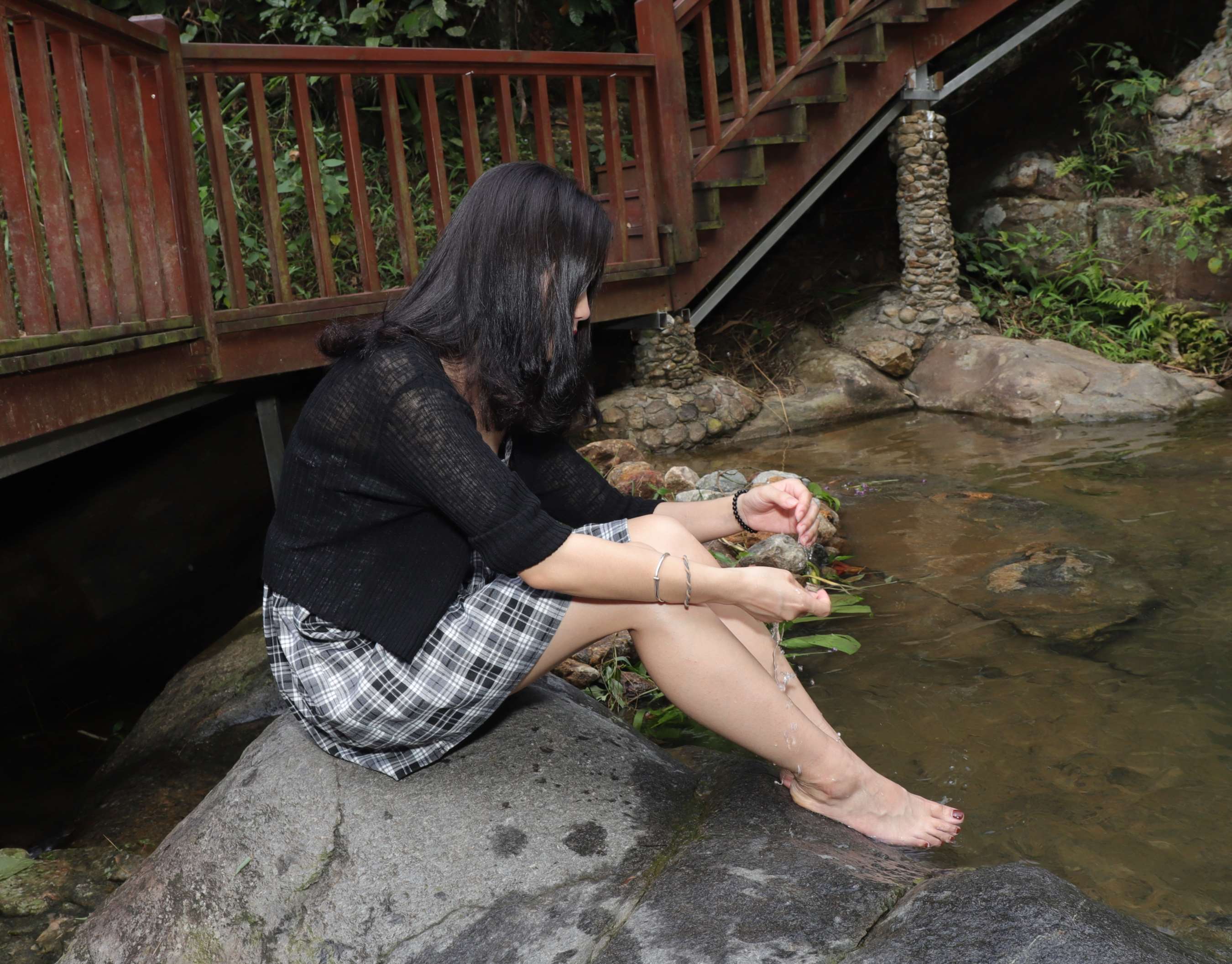 《彩铃山林深处展脚丫》作品图