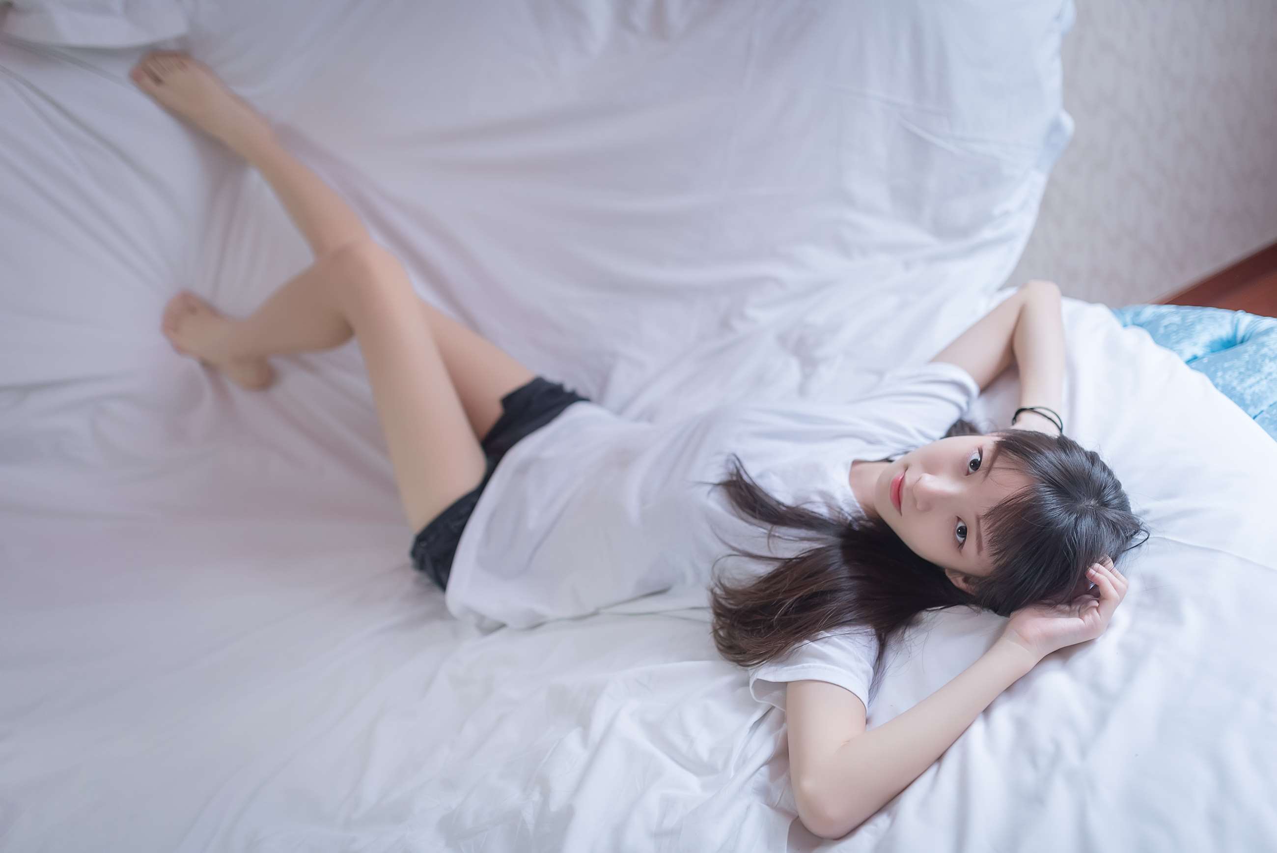 《热裤赤足少女》作品图