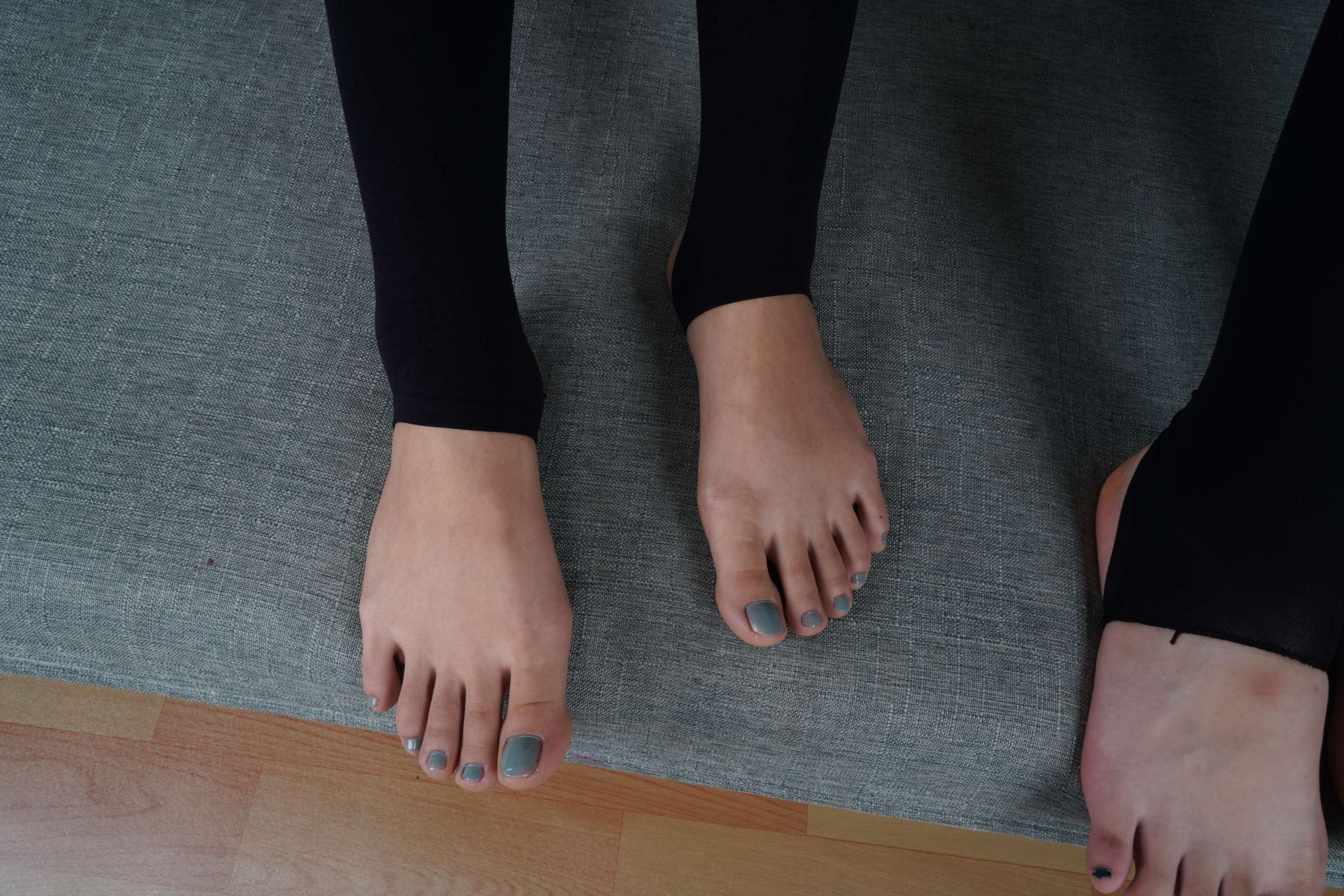 《薇薇与小芸体操服穿丝袜美极了》作品图