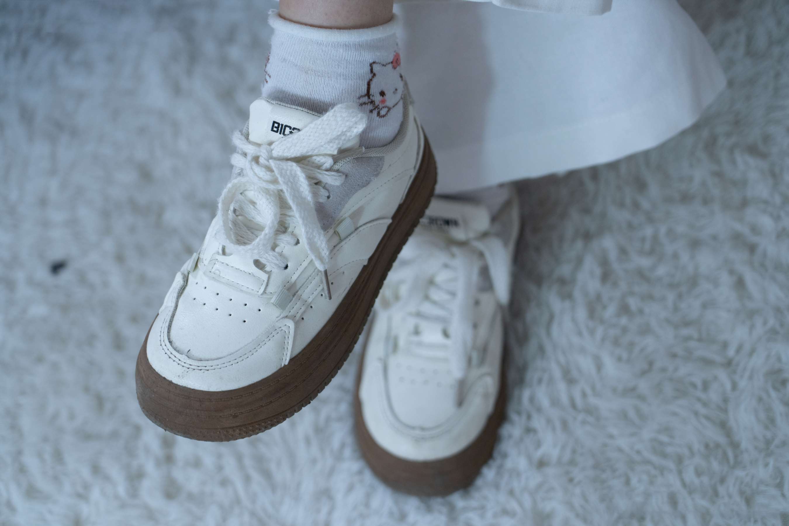 《梨子-板鞋、脏白棉袜、裸足》作品图