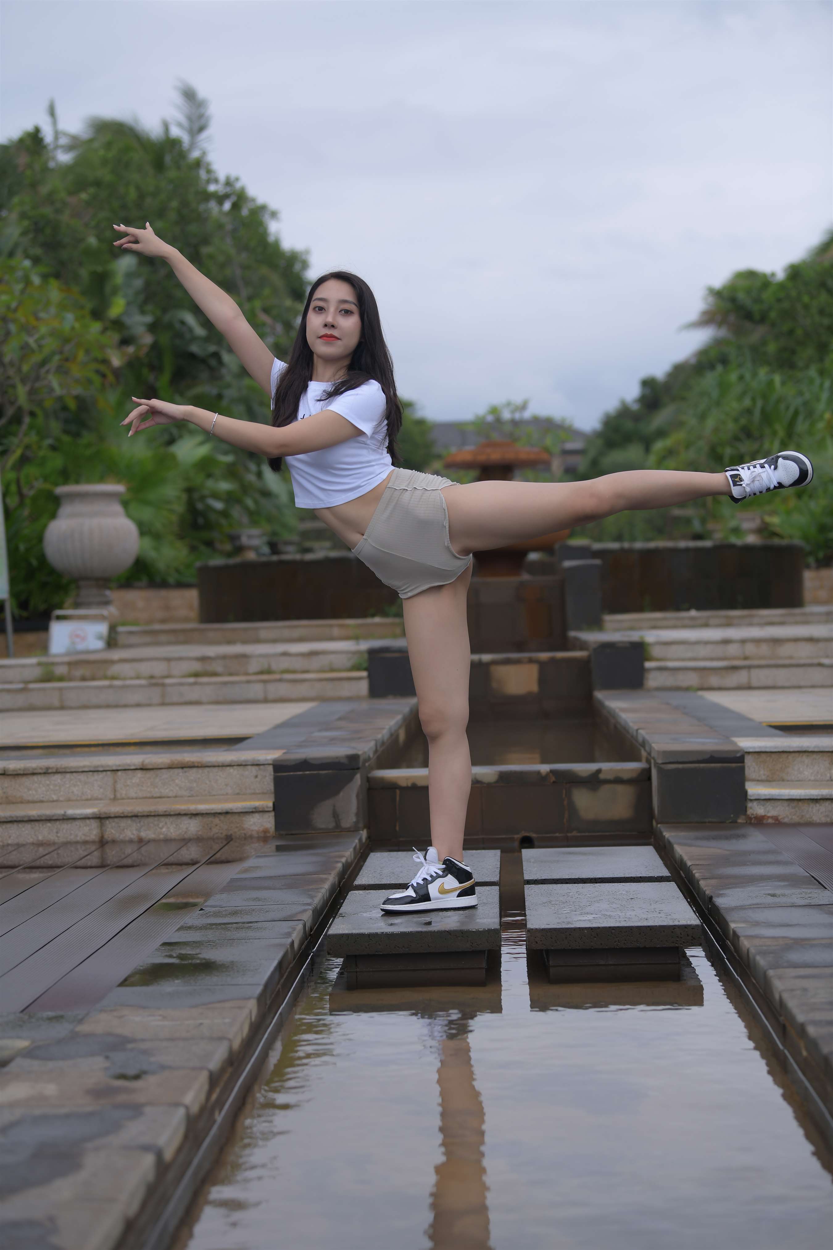 《短瑜伽裤の球鞋脚丫》作品图