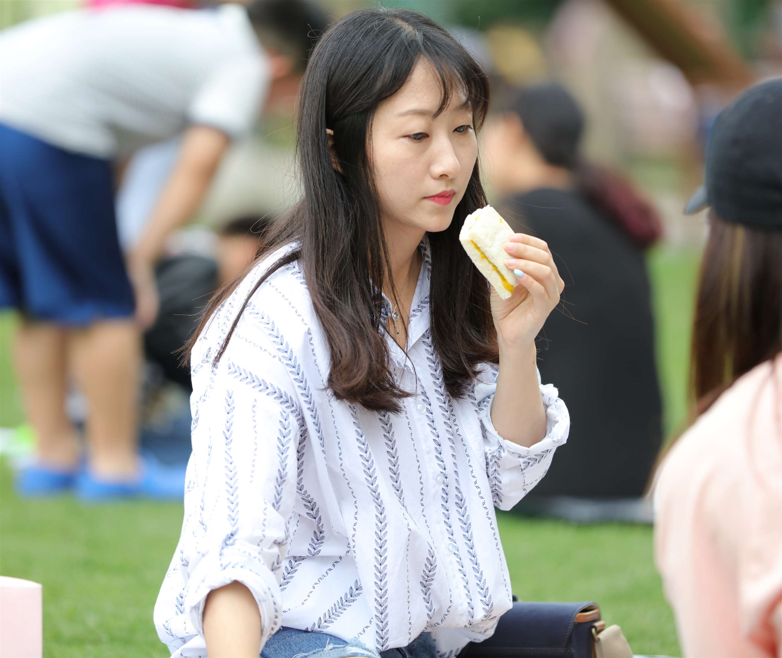 《三个女生玩出种种俏皮美姿》作品图