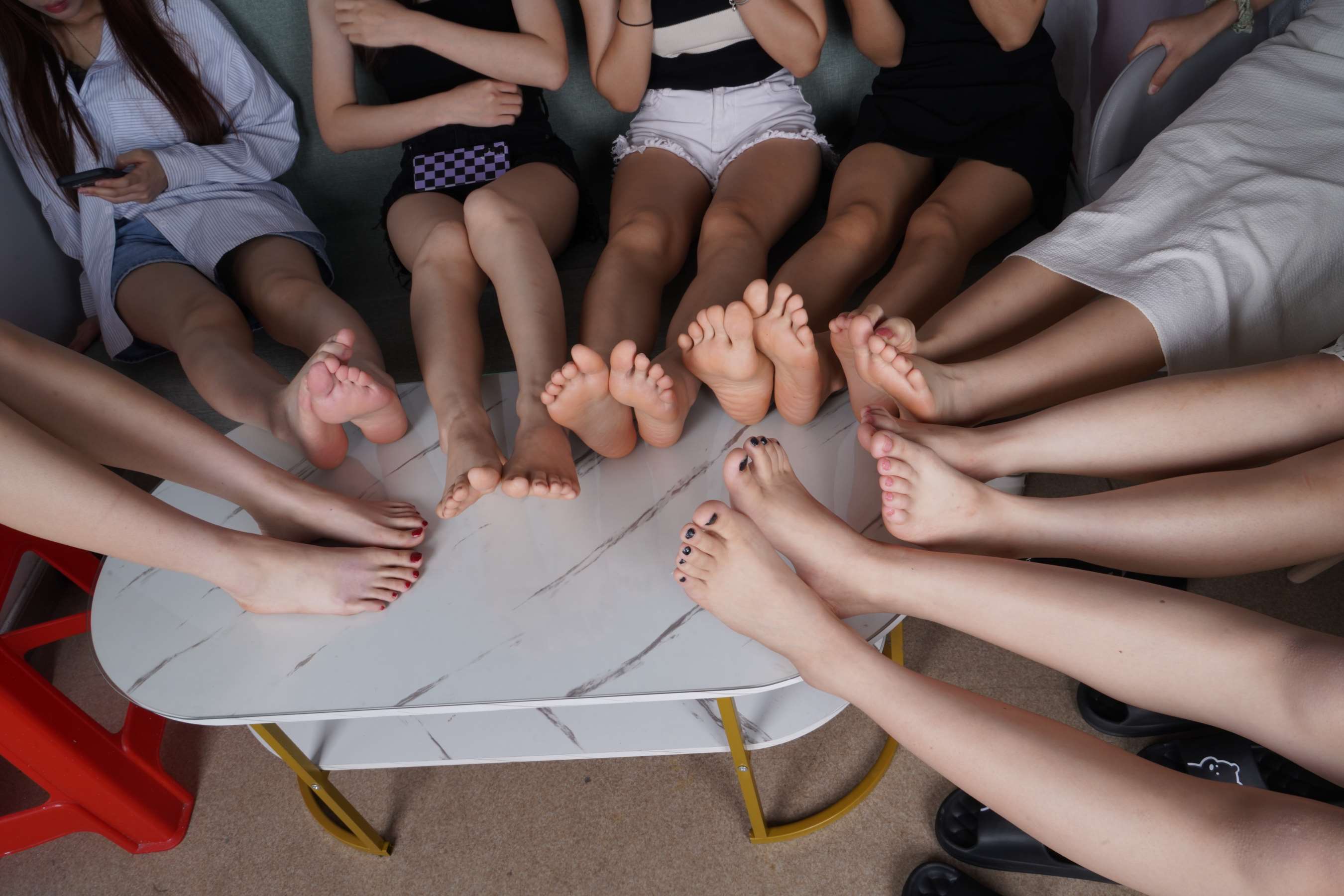 《8个美女16只脚围成一圈，看得眼花缭乱》作品图