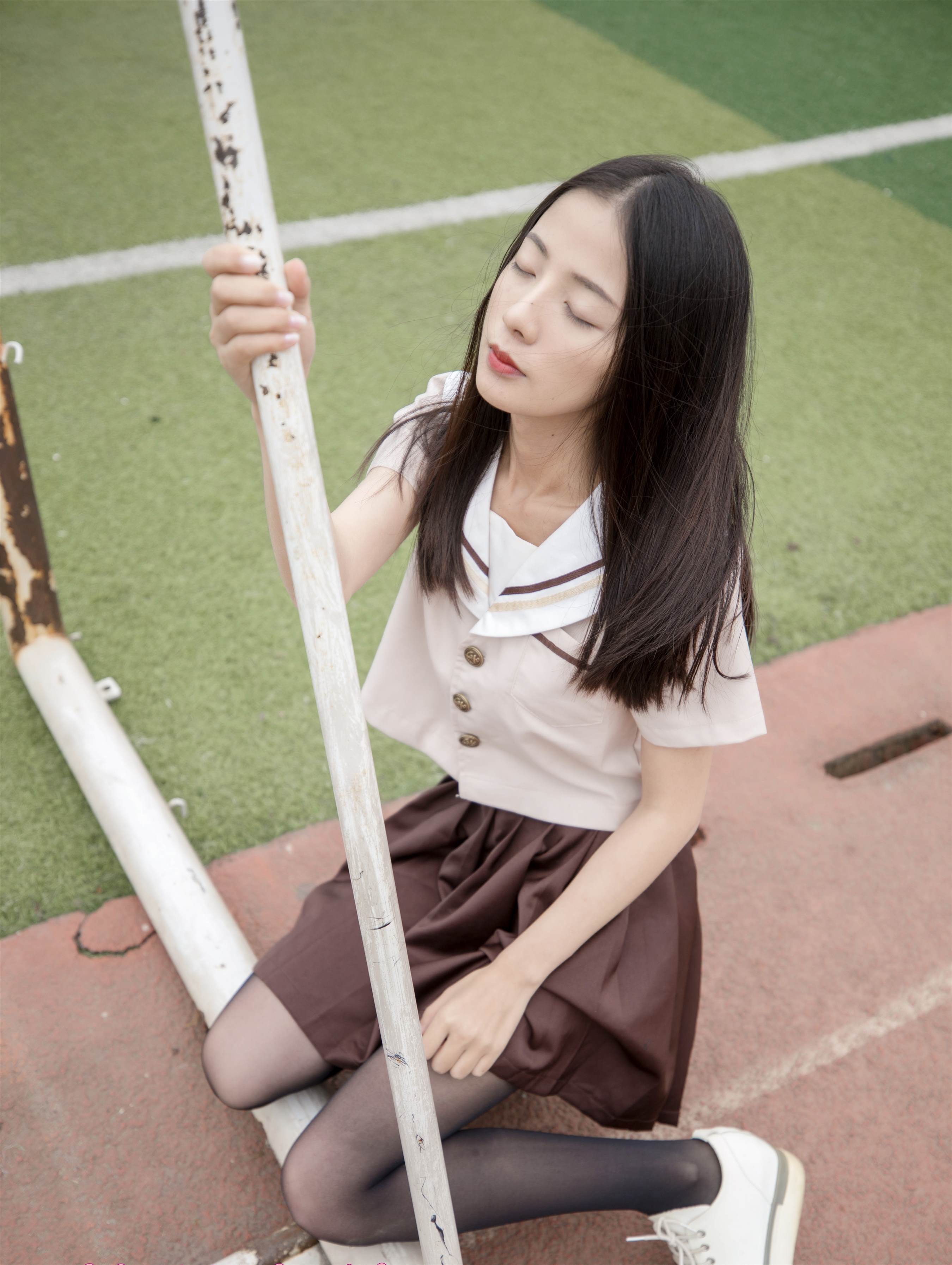 《学院里黑丝学姐》作品图