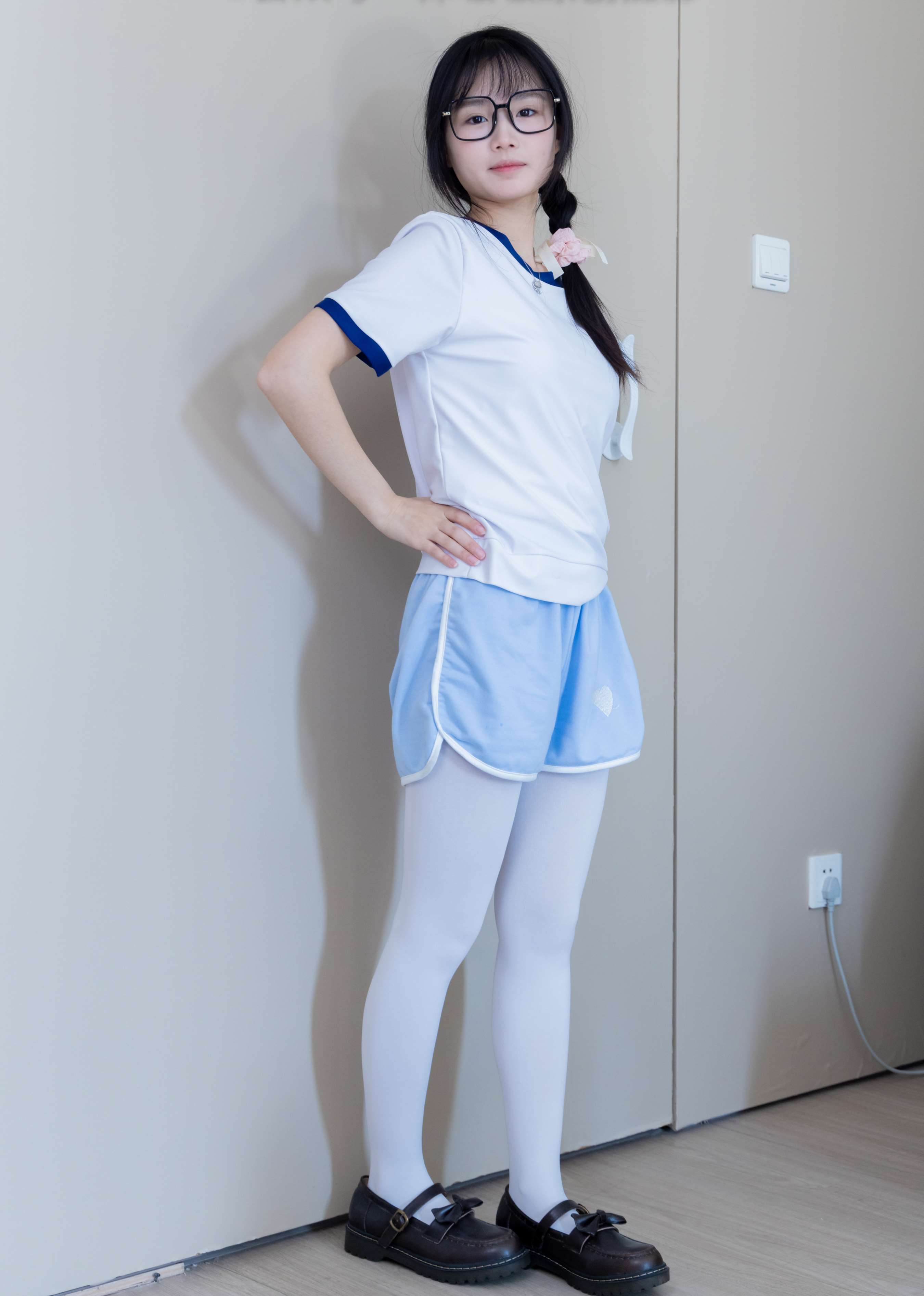 《甜甜圈-皮鞋の厚白丝》作品图