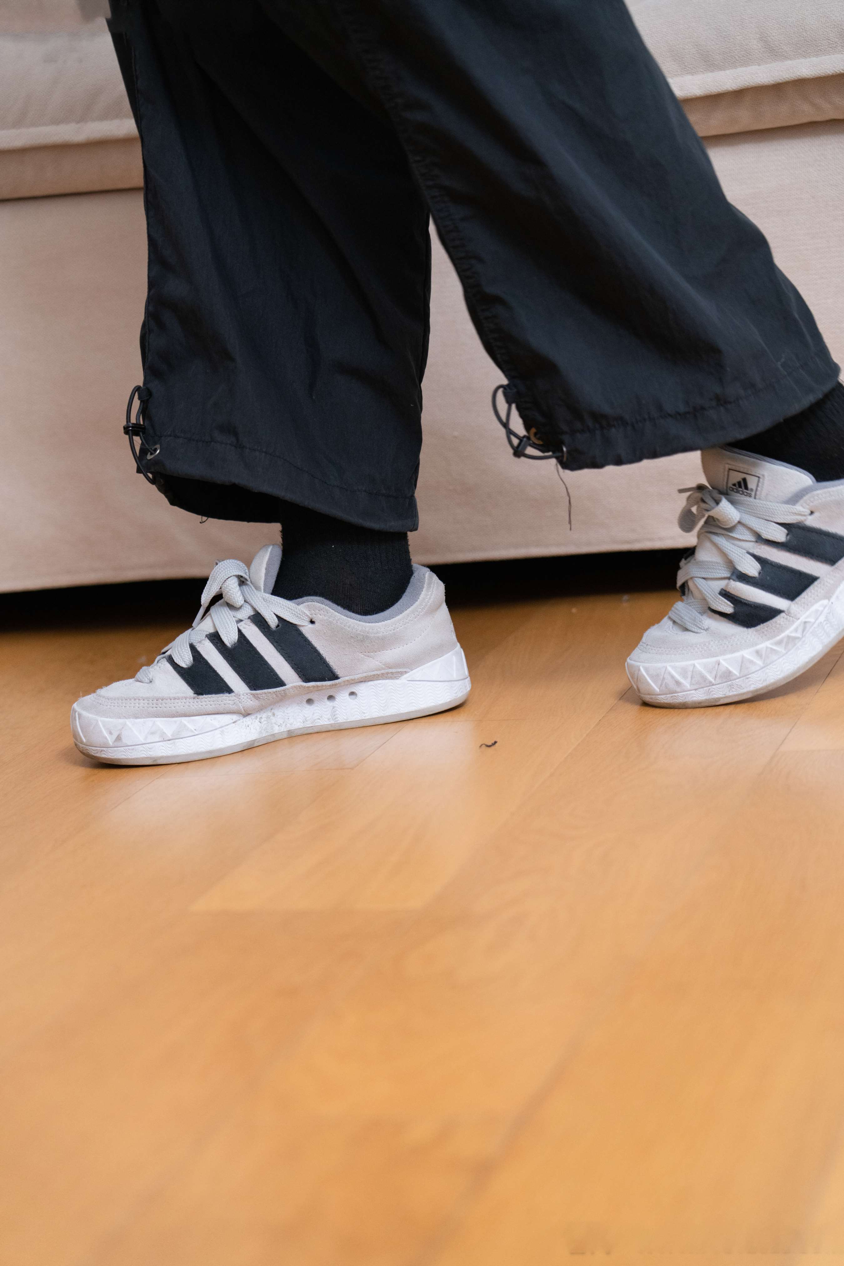 《小云-板鞋、黑棉袜、裸足、剪指甲泡脚剧情》作品图