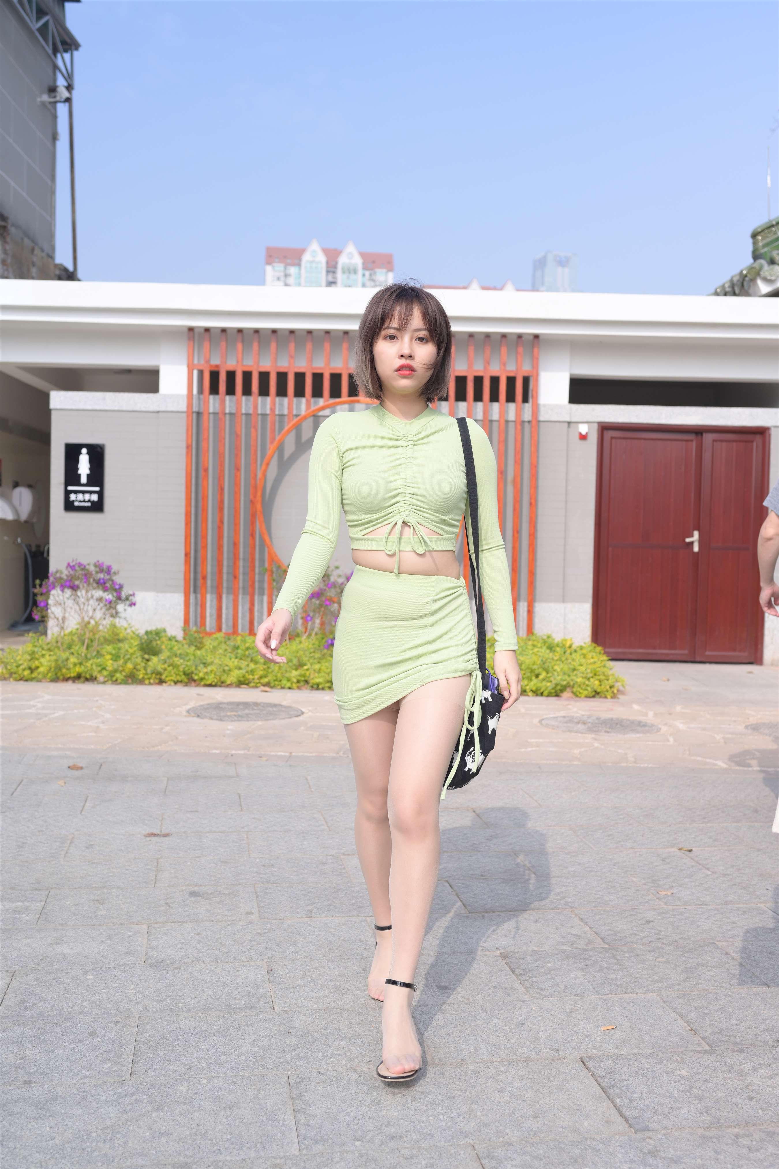 《暴躁绿色包臀裙の丝足少女【套图+视频】》作品图