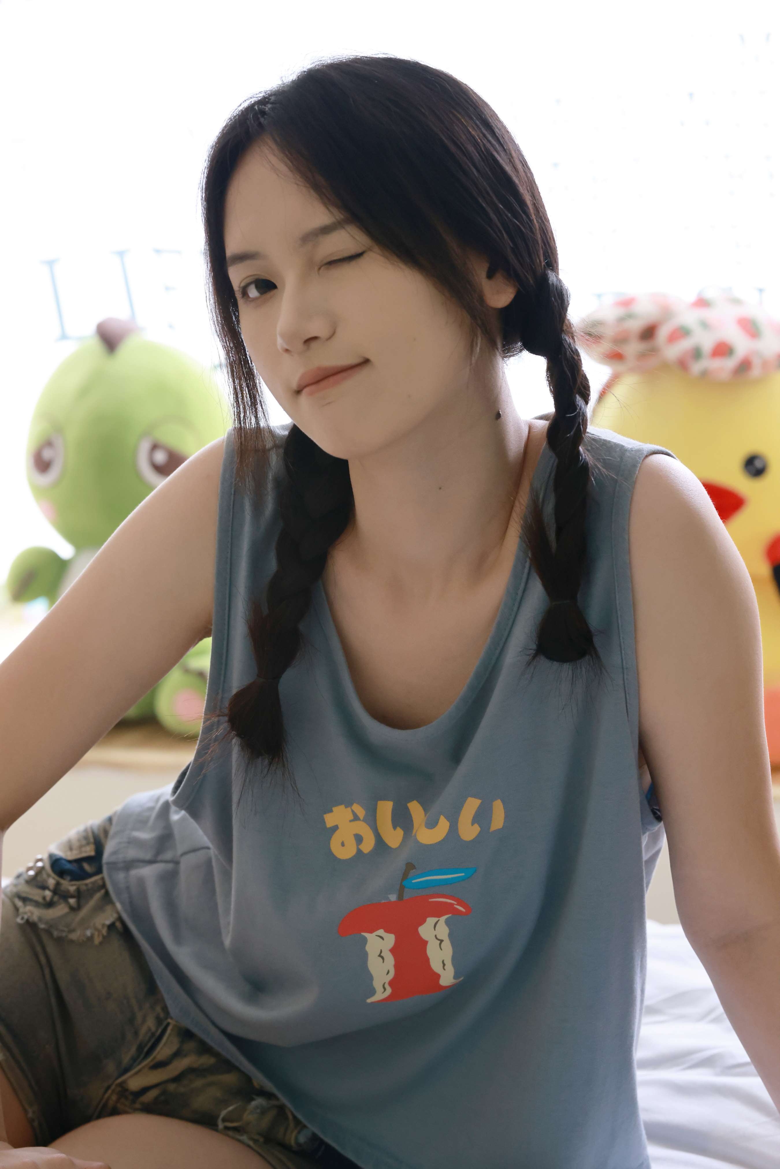 《梦瑶脱棉袜秀嫩足》作品图