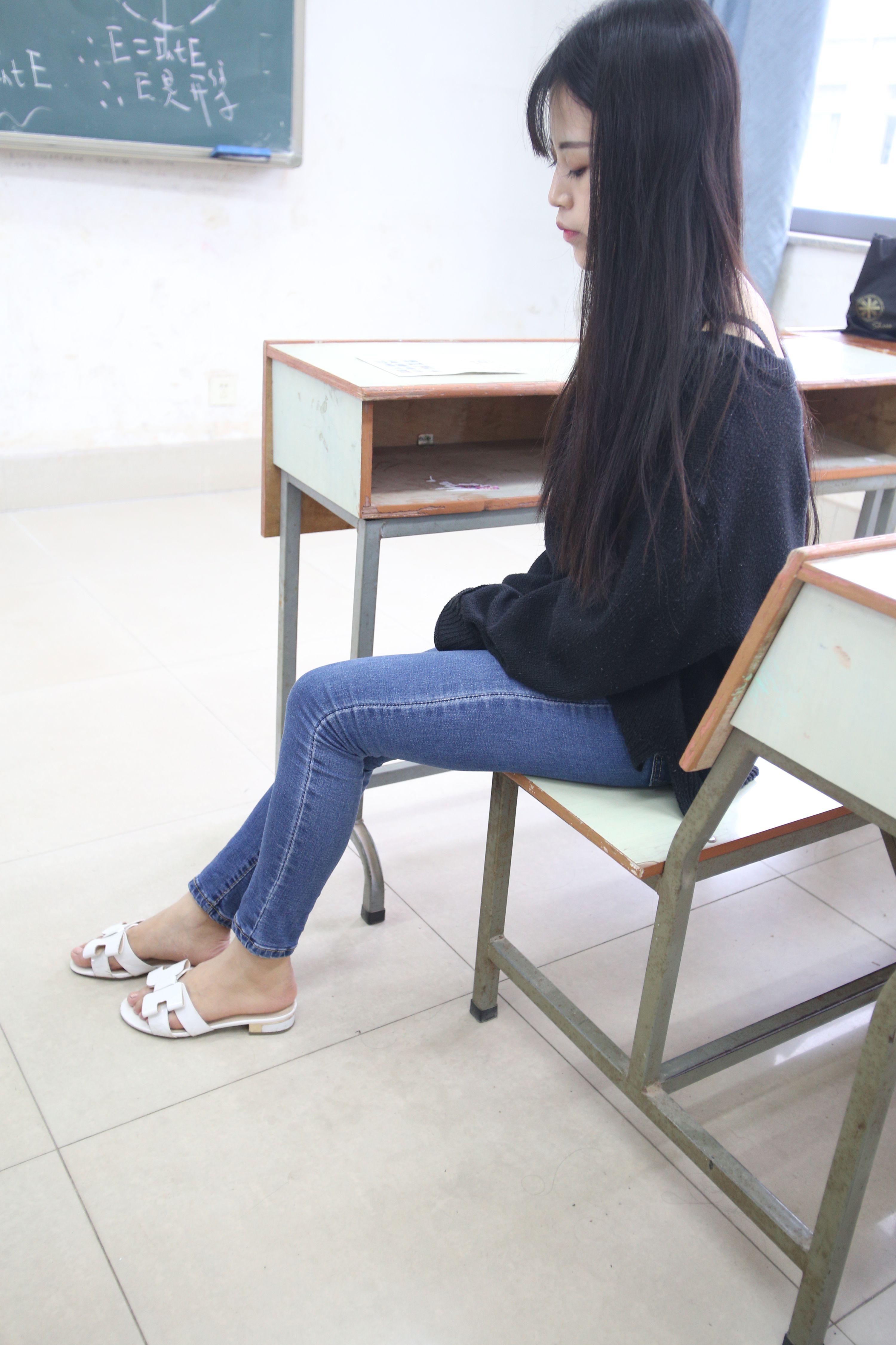 《教室学妹裸足凉鞋》作品图