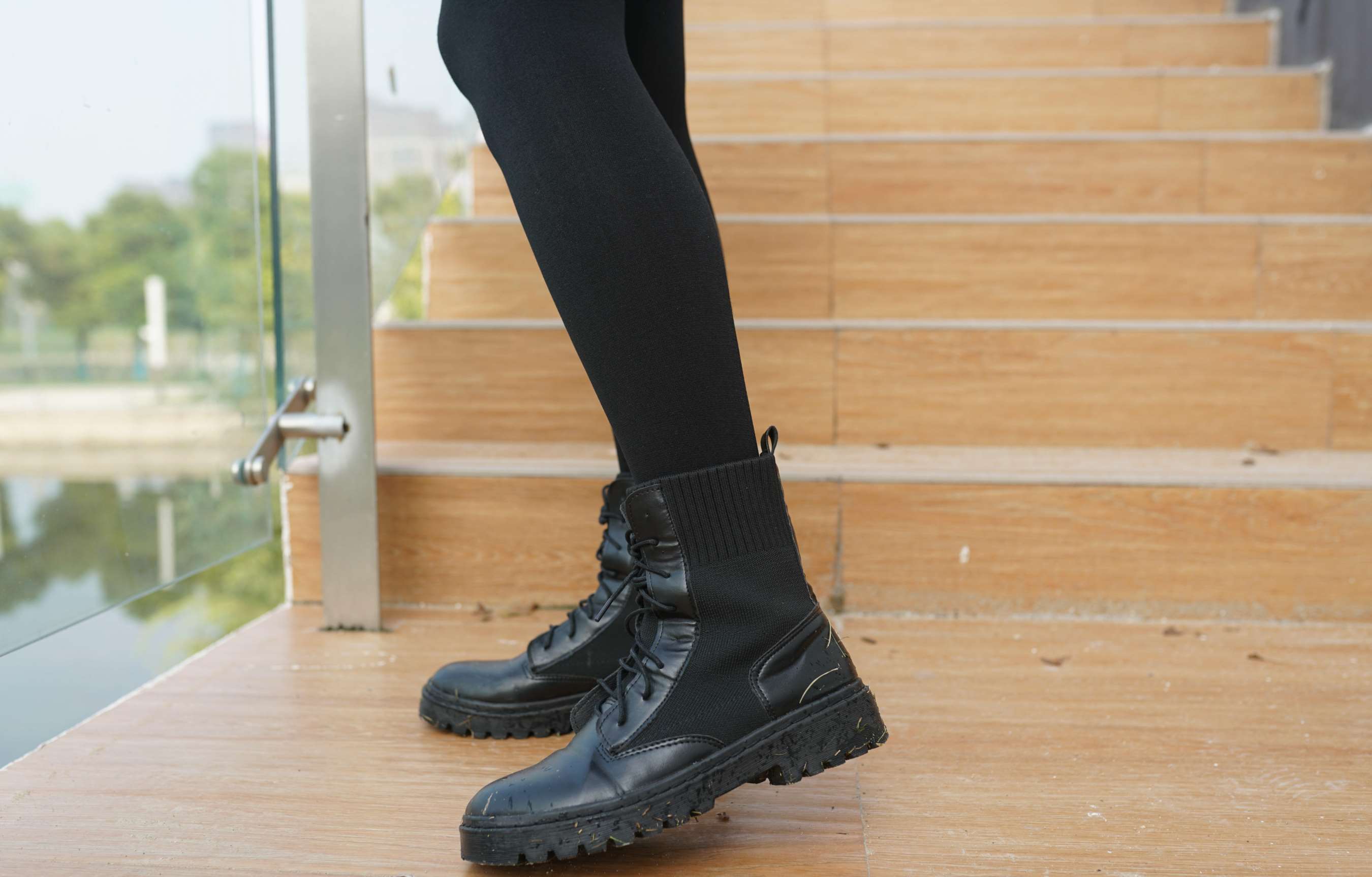 《蓓蓓少女 一叶残荷，一场秋寒》作品图