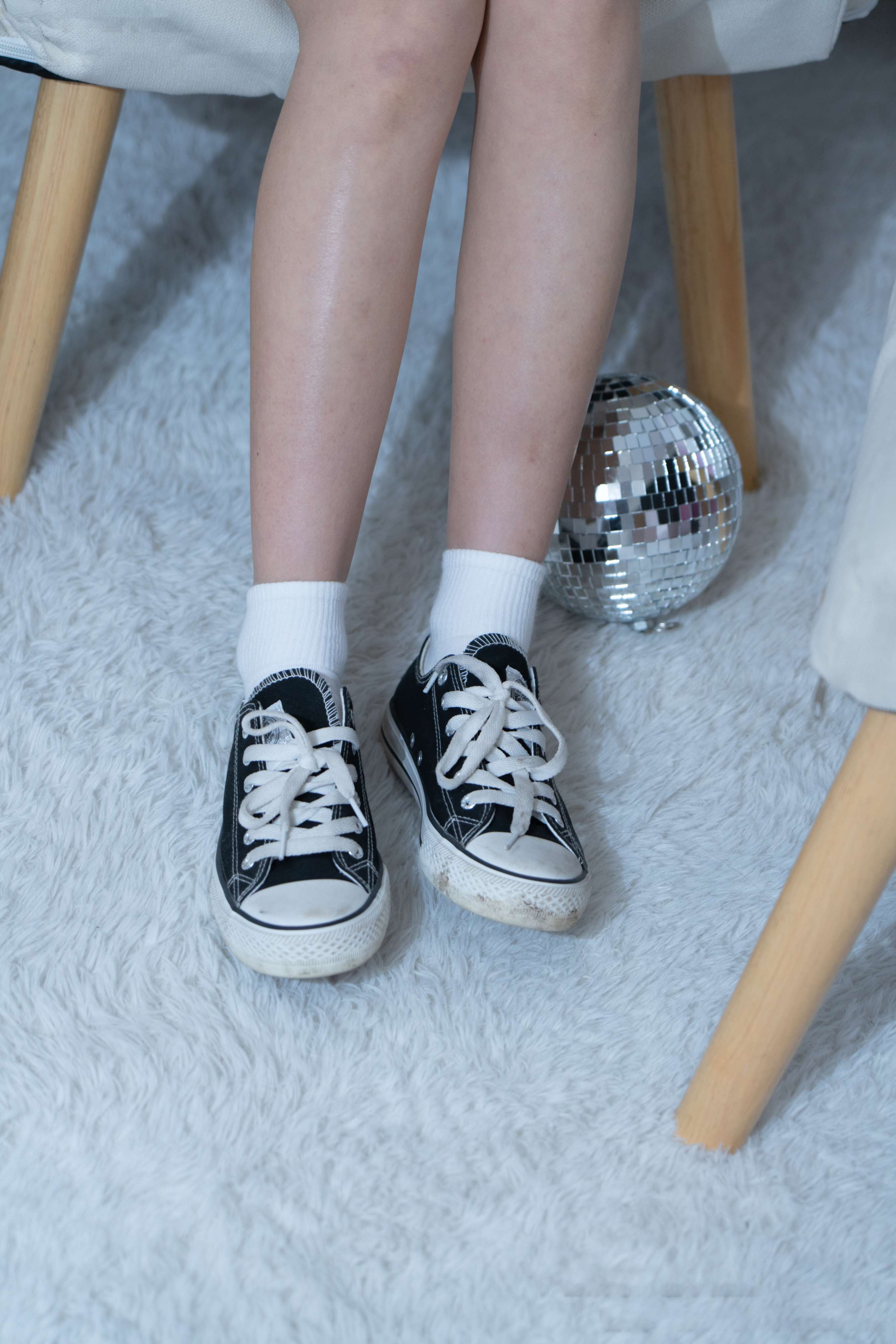 《筱筱-帆布鞋、白棉袜、裸足》作品图