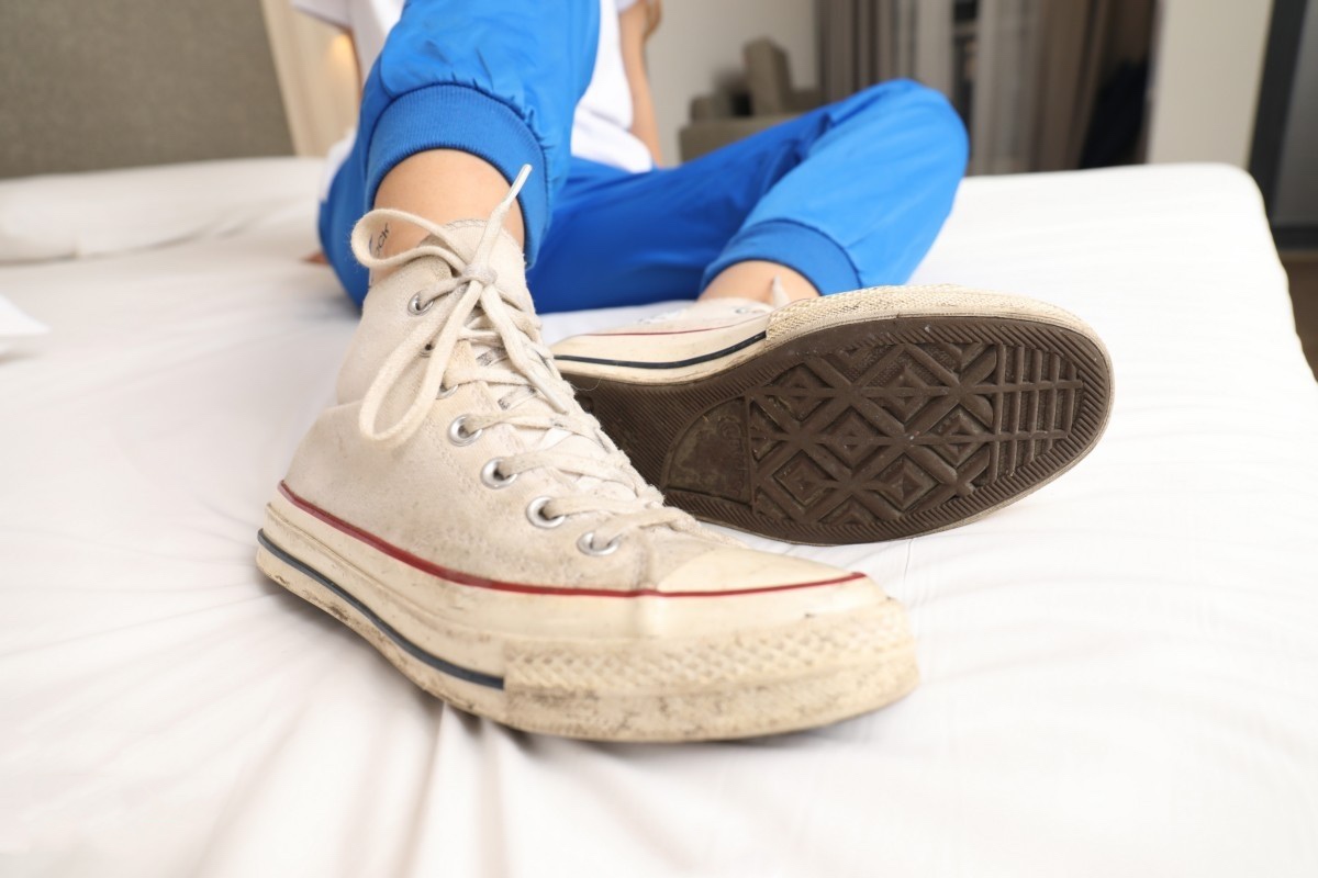 《帆布鞋の豹纹白船袜脚》作品图