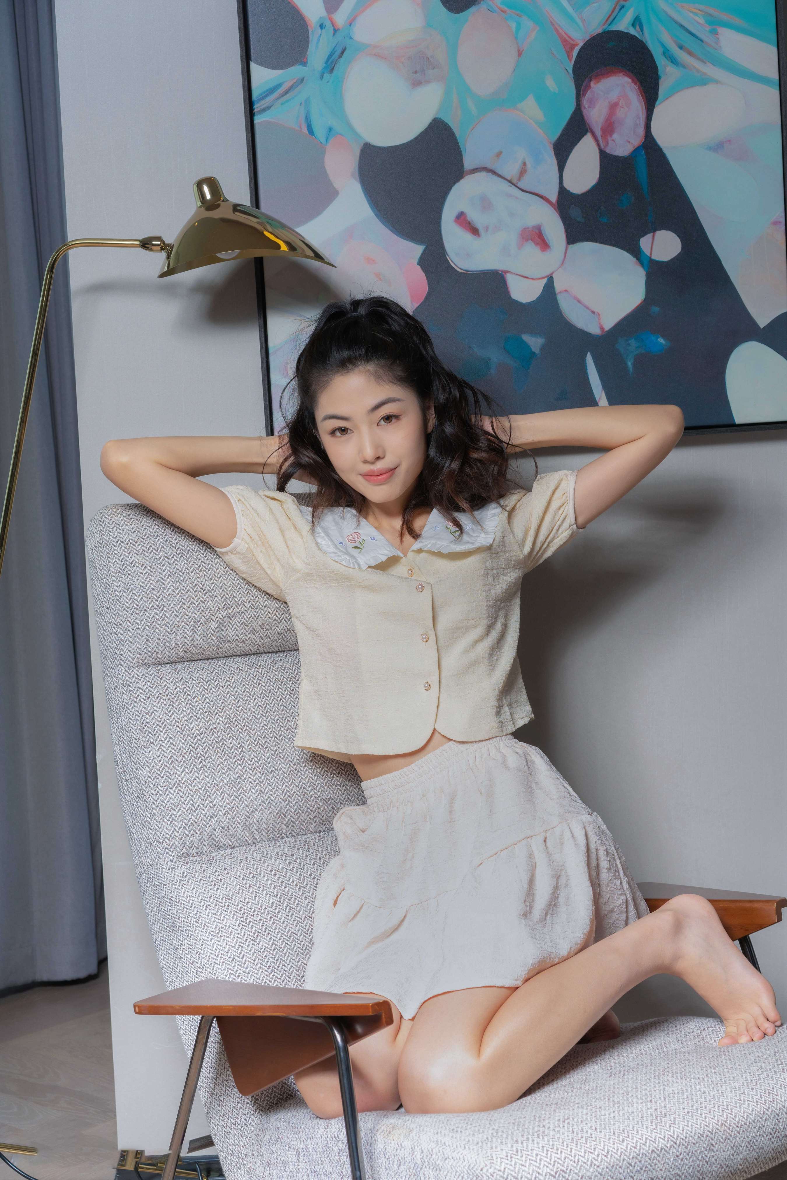 《季轩-穿着淑女裙女生的性感凉拖》作品图