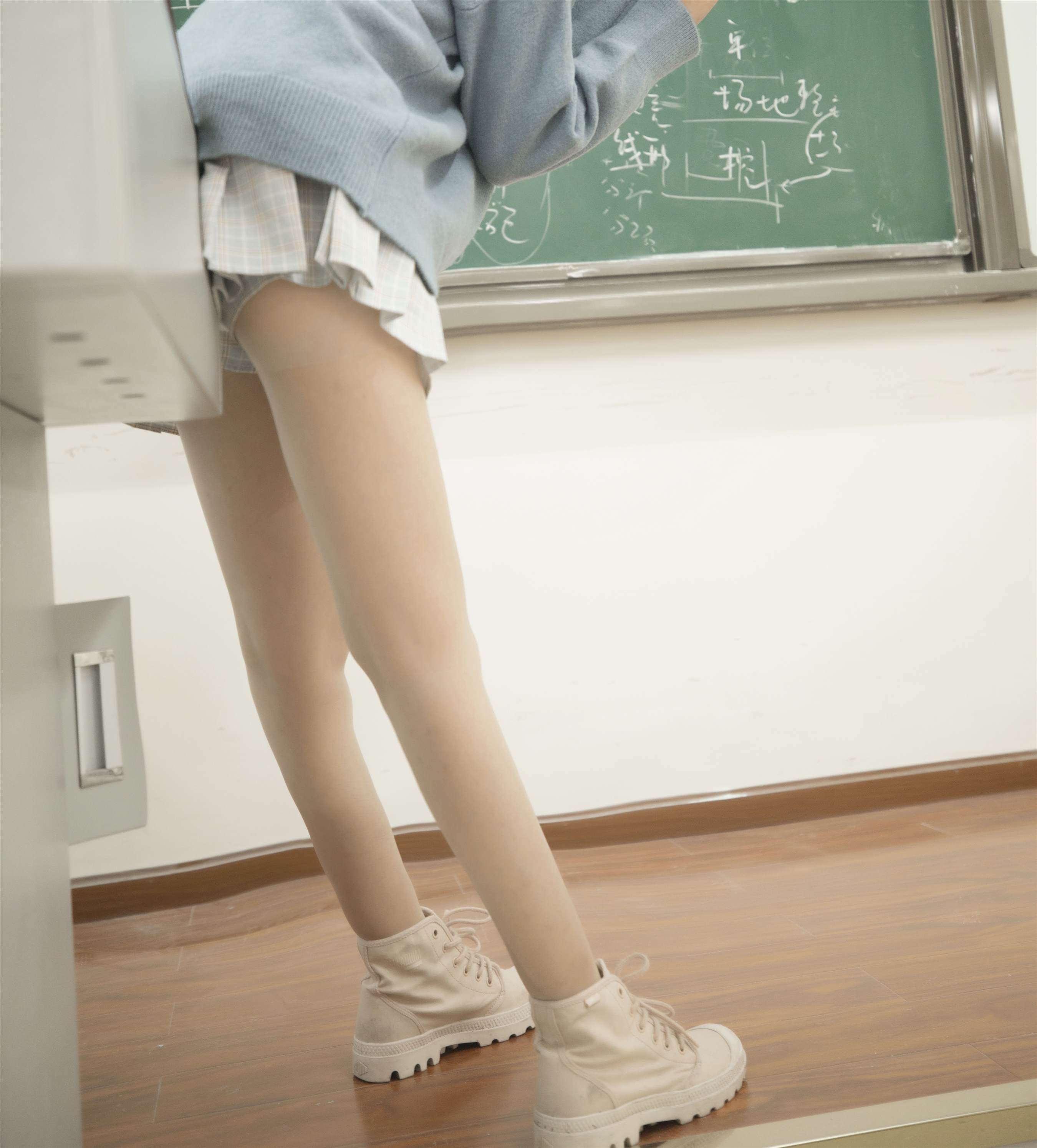 《教室里的丝袜脚+花絮1个网盘下载》作品图