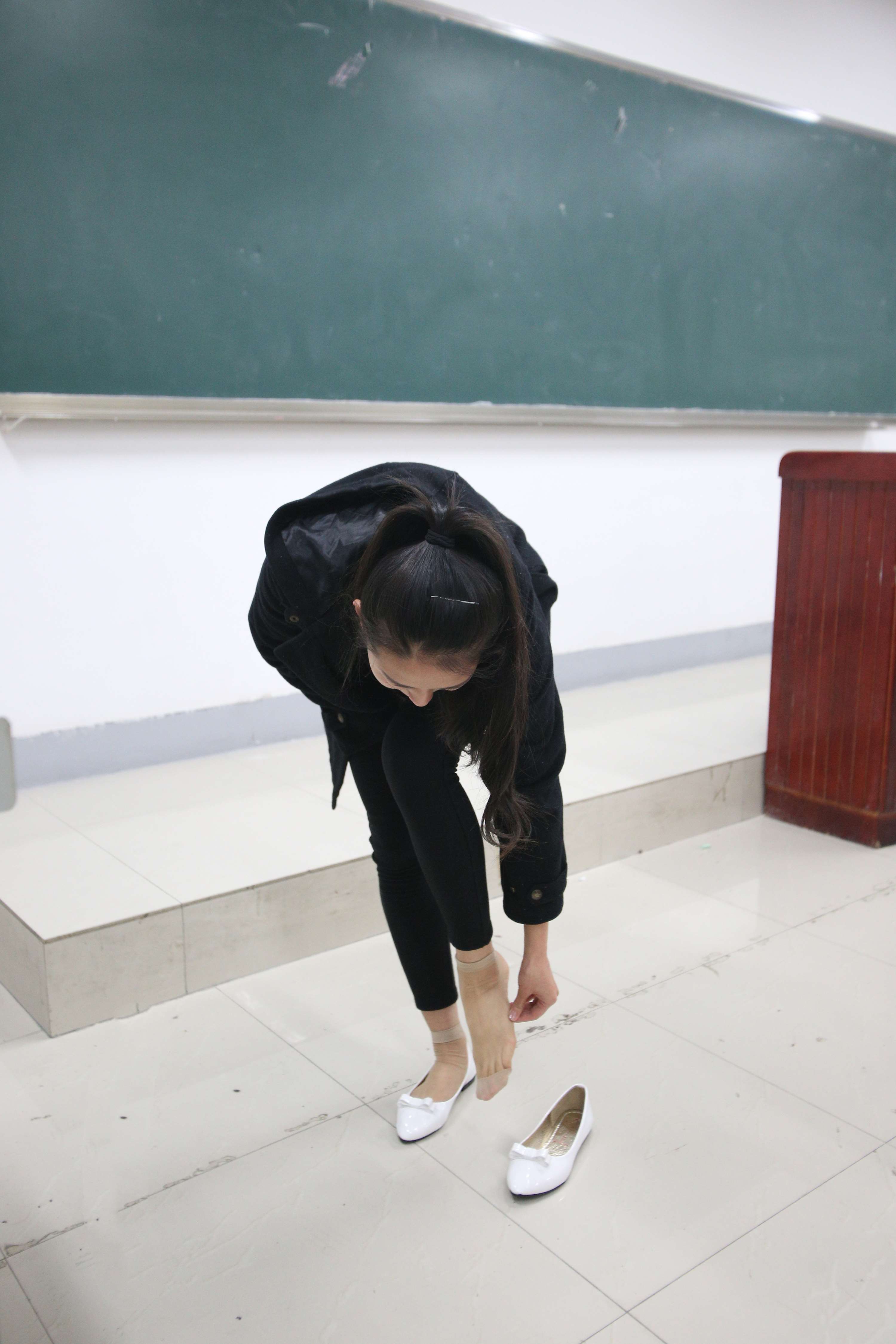 《学妹教室平底鞋の丝袜脚丫+视频1个》作品图