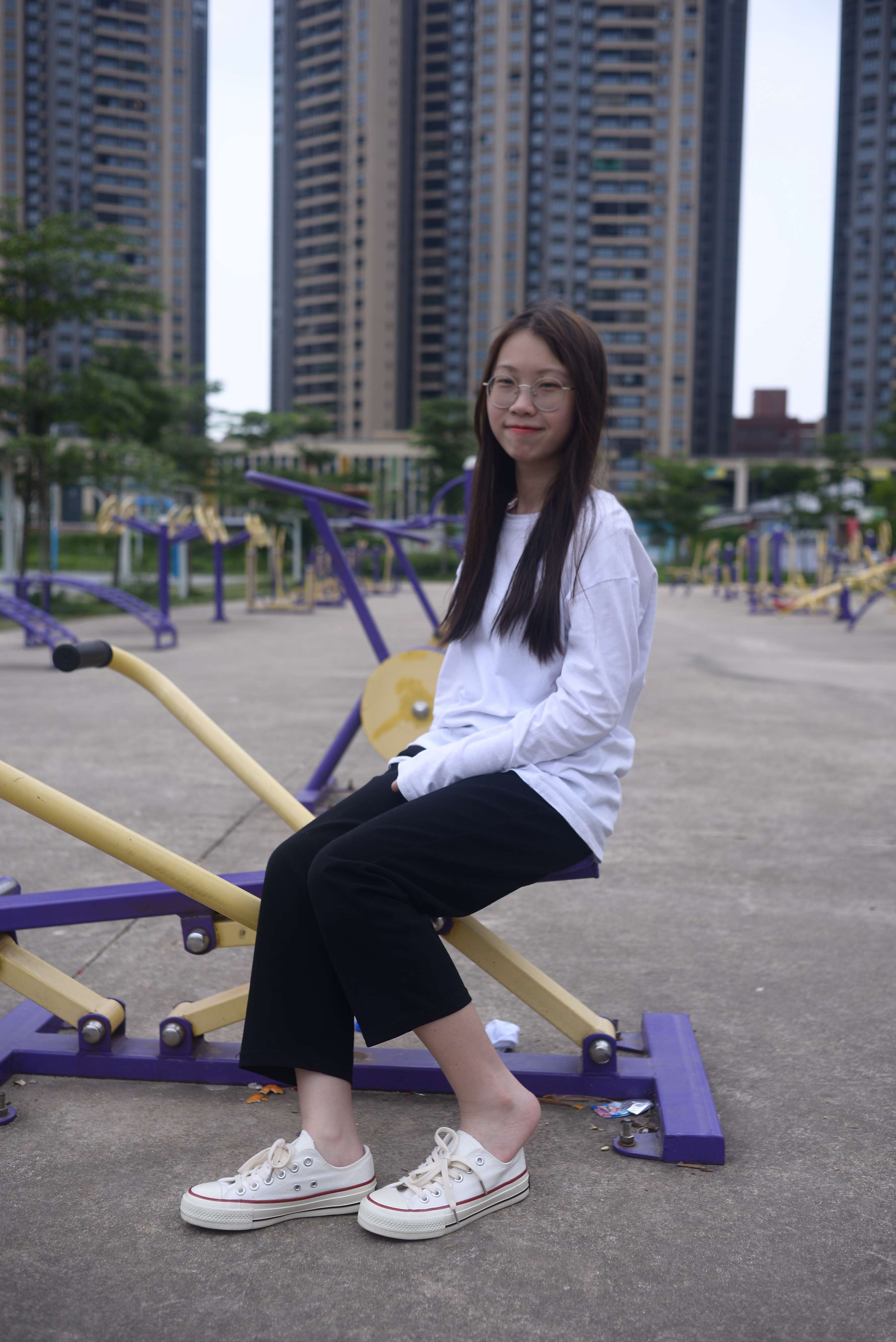 《公园健身器材上的四眼小姐姐》作品图