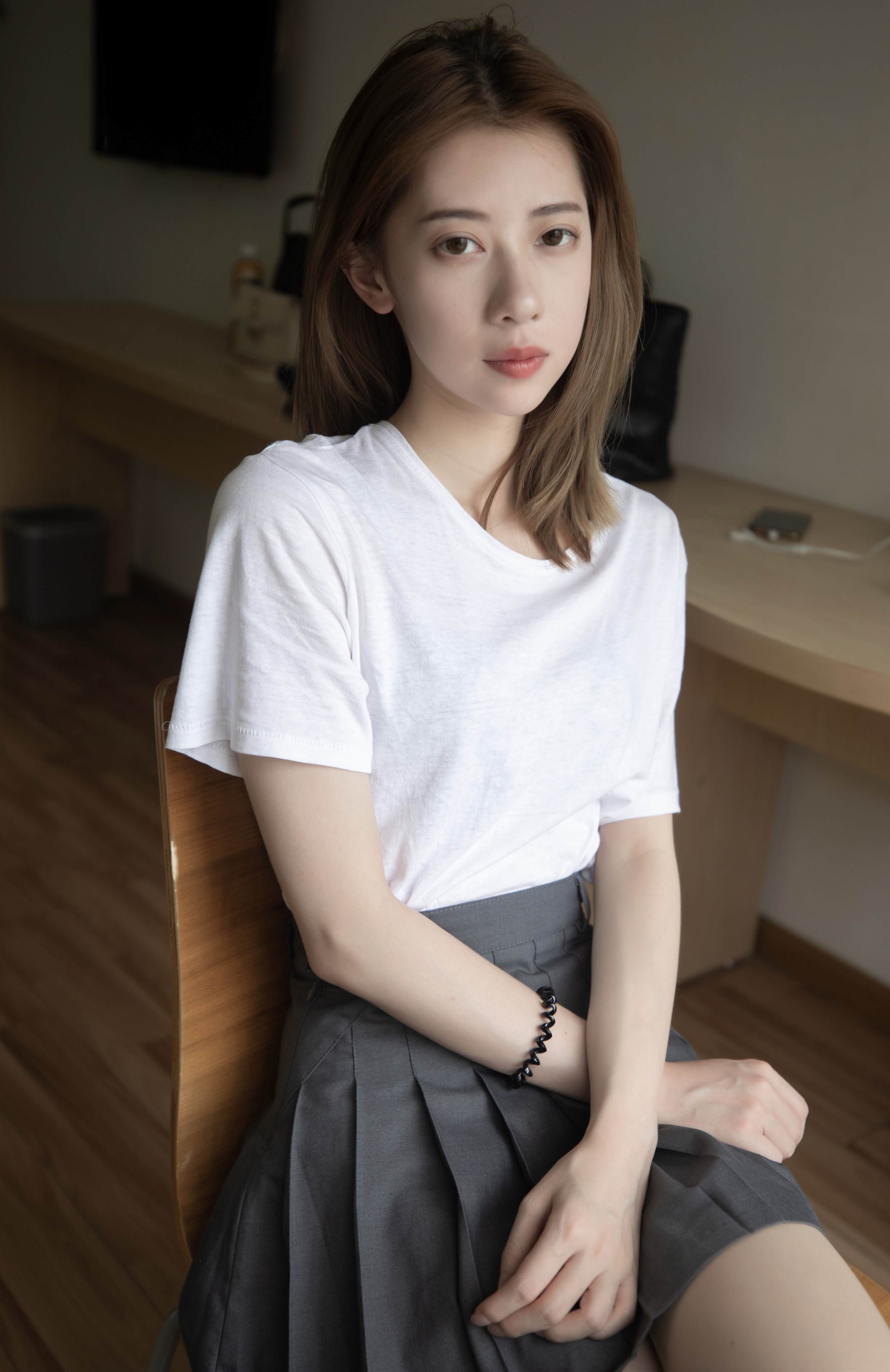 《T恤の丝袜脚丫》作品图