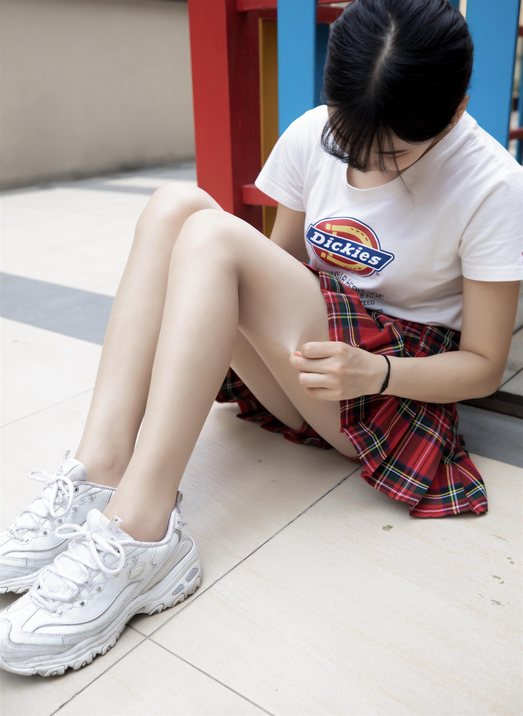 《T恤运动鞋丝袜脚丫+【视频一个网盘下载】》作品图