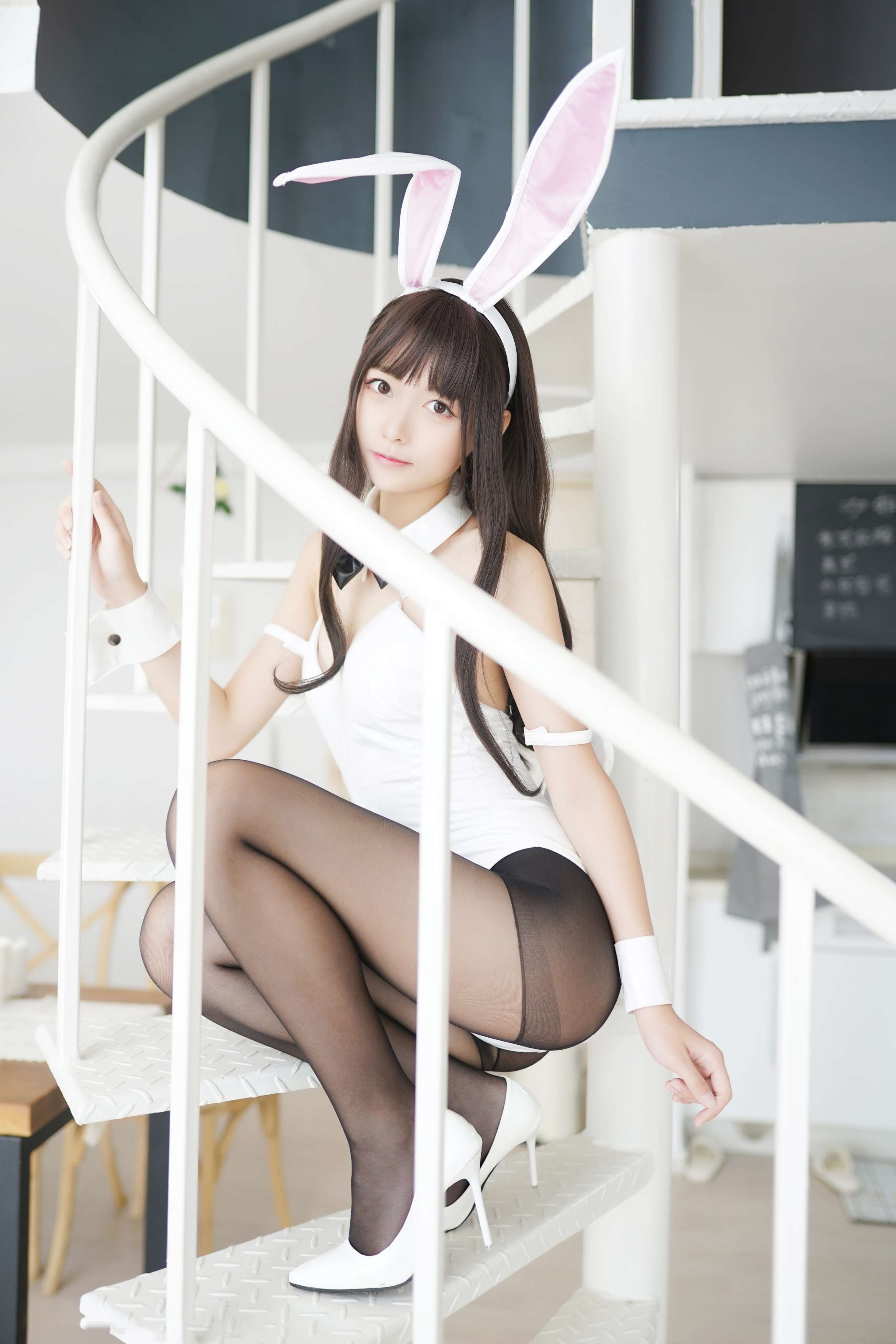 《眠白兔女郎》作品图