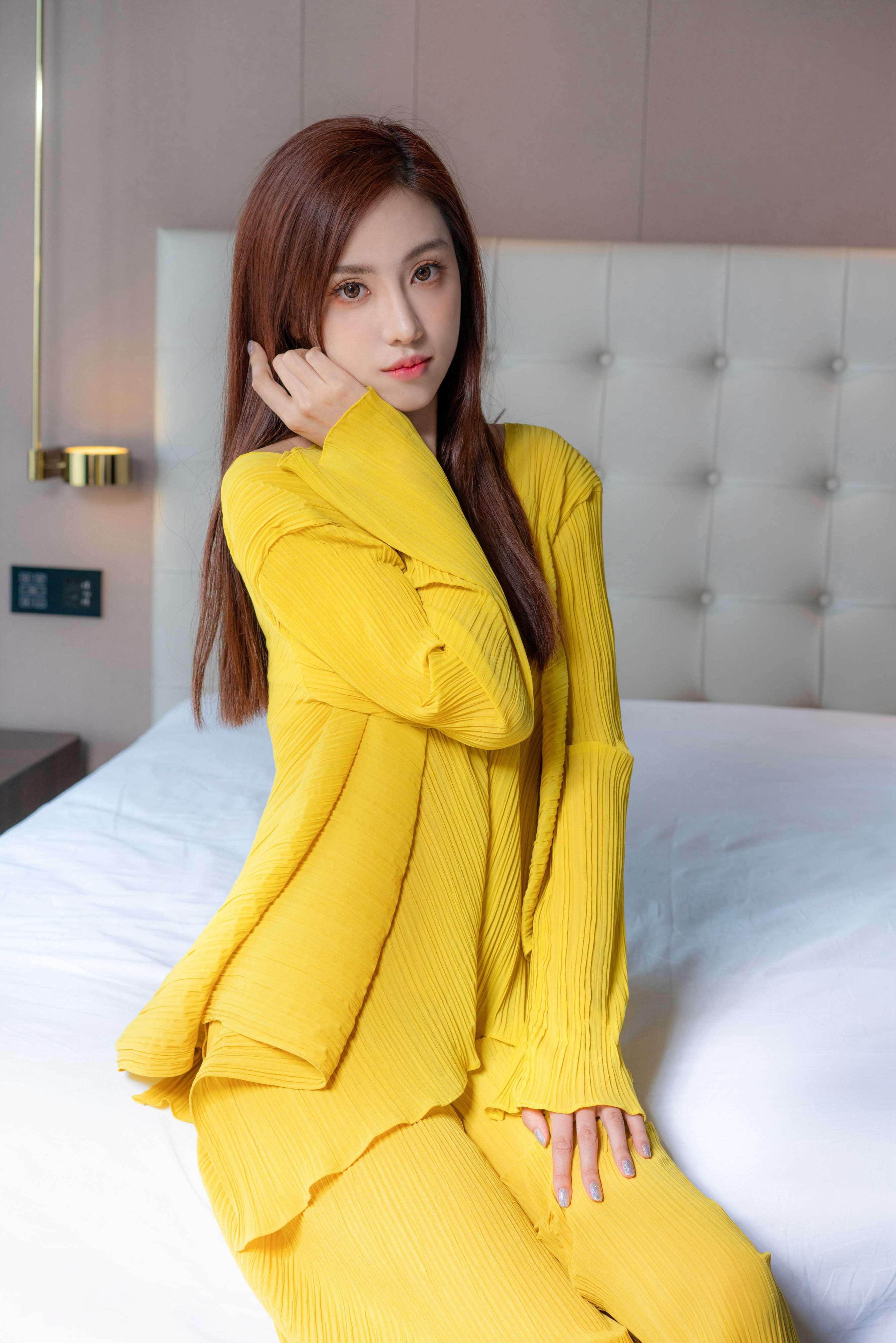 《静怡-都市丽人的白皙凉拖玉足》作品图