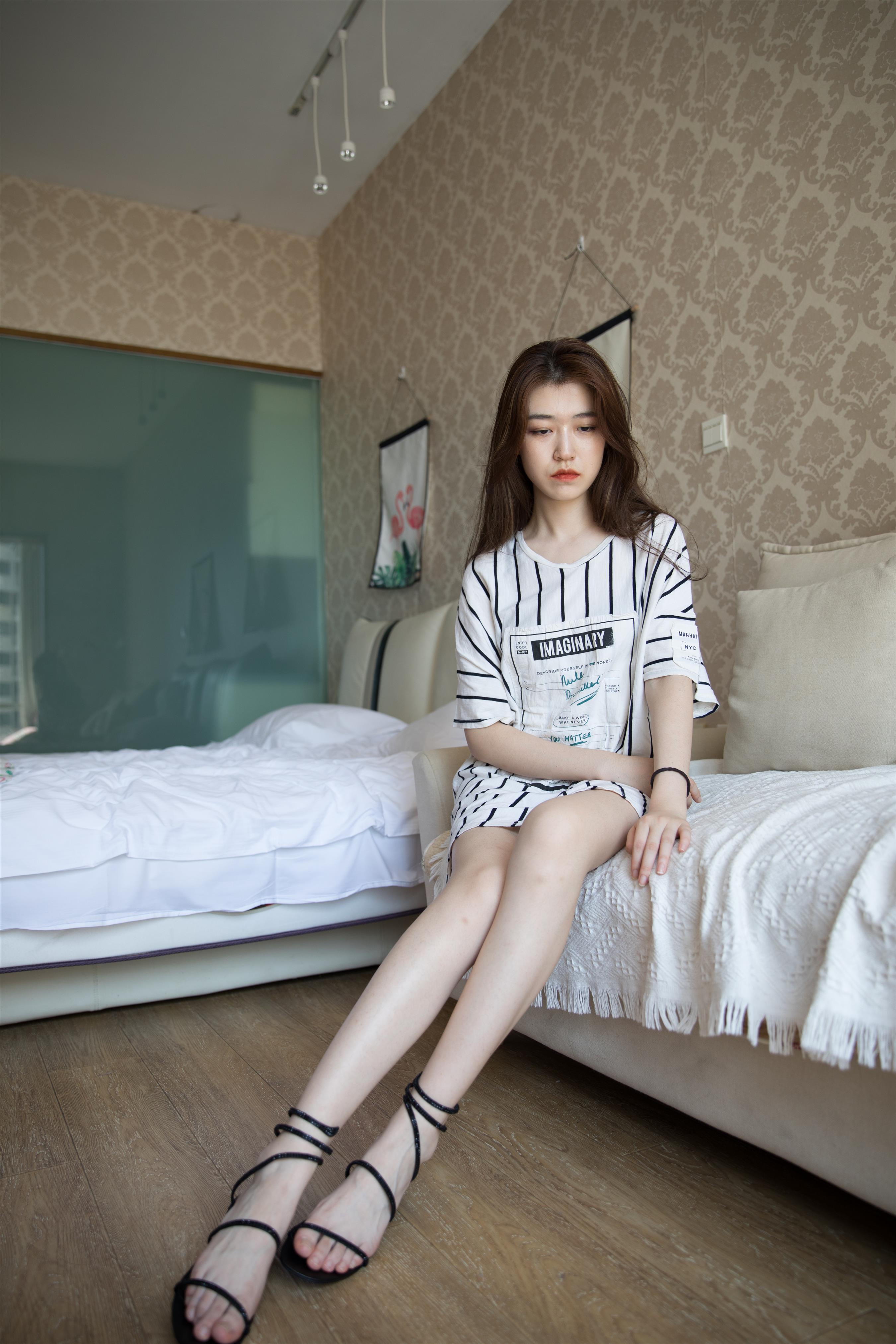 《绑带凉鞋の嫩足+视频1个》作品图