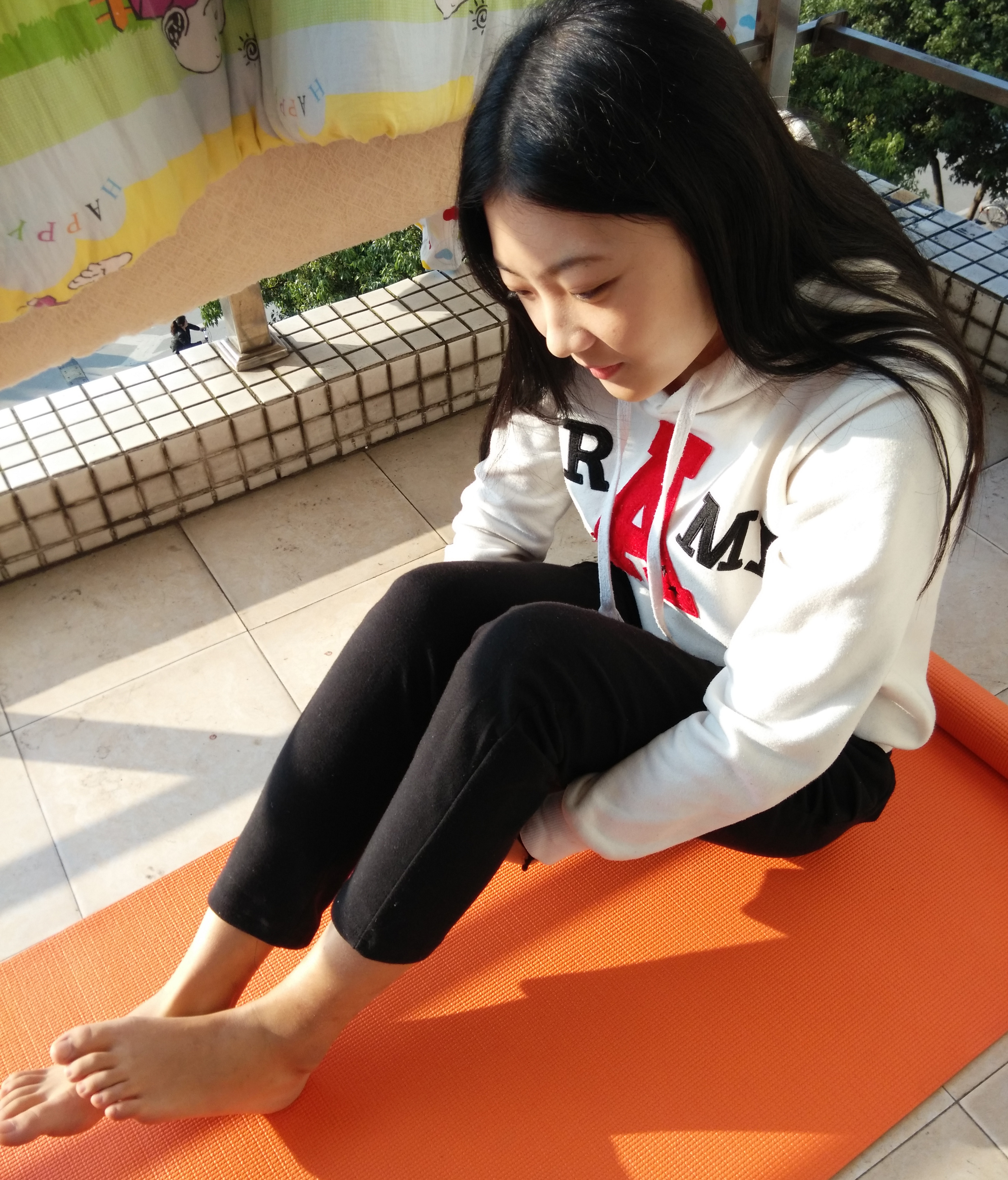 《瑶瑶少女阳台上晒嫩足》作品图