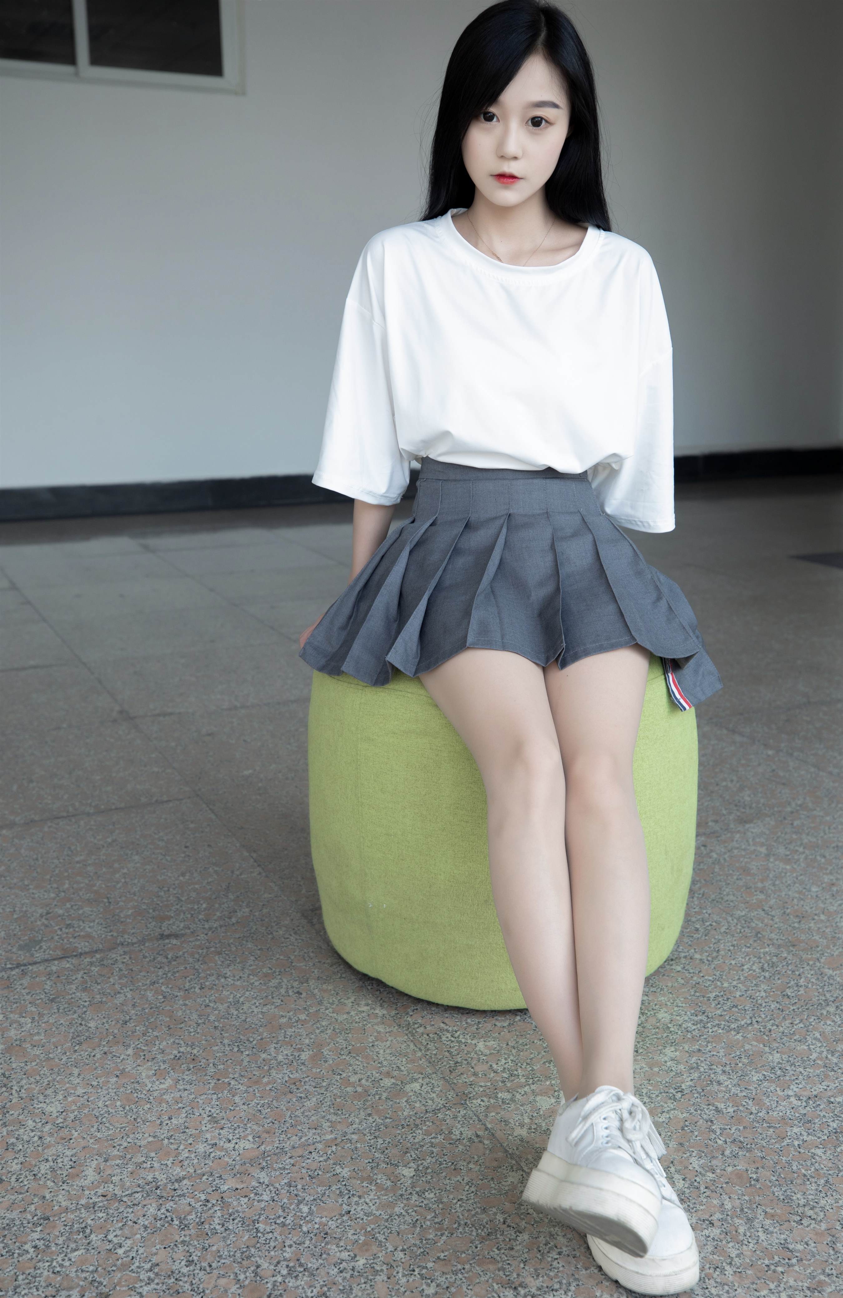 《百褶裙の丝袜脚丫》作品图