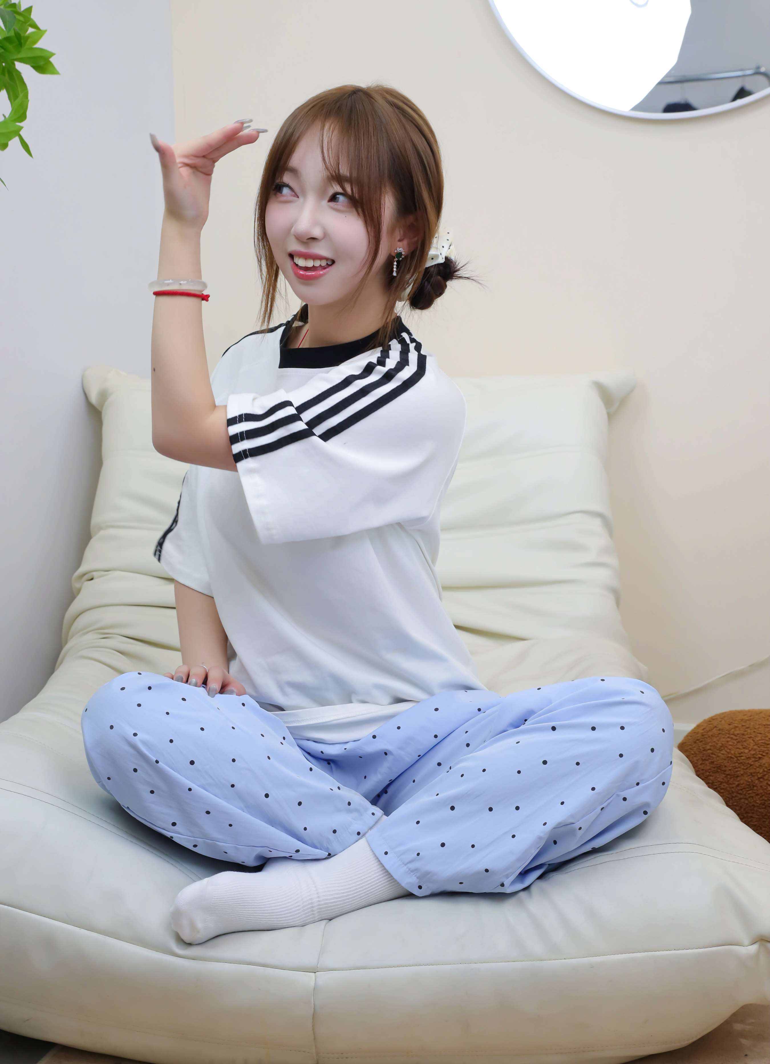 《姜姜脱白棉袜秀红润嫩足》作品图