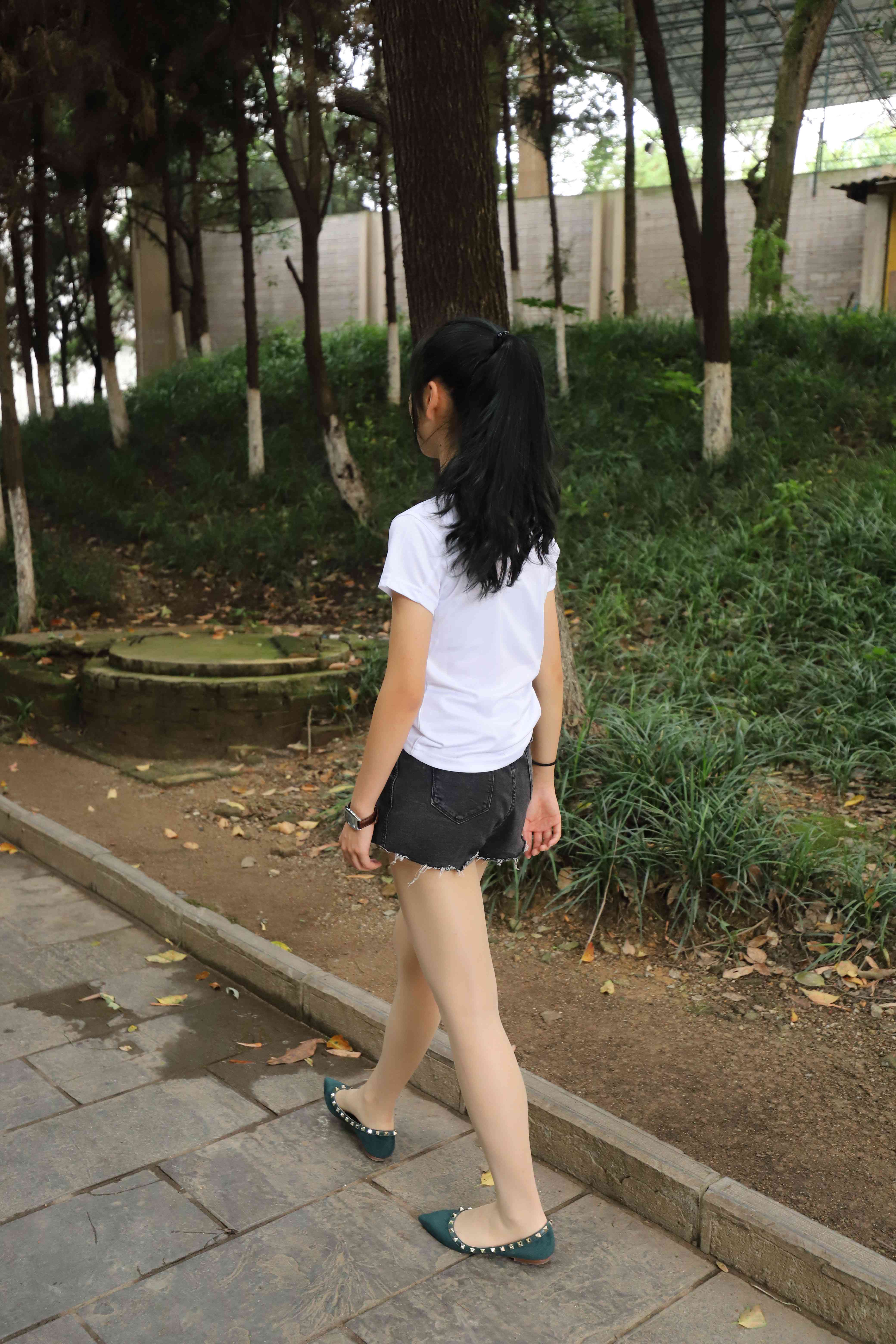 《长腿学姐热裤丝袜脚丫》作品图