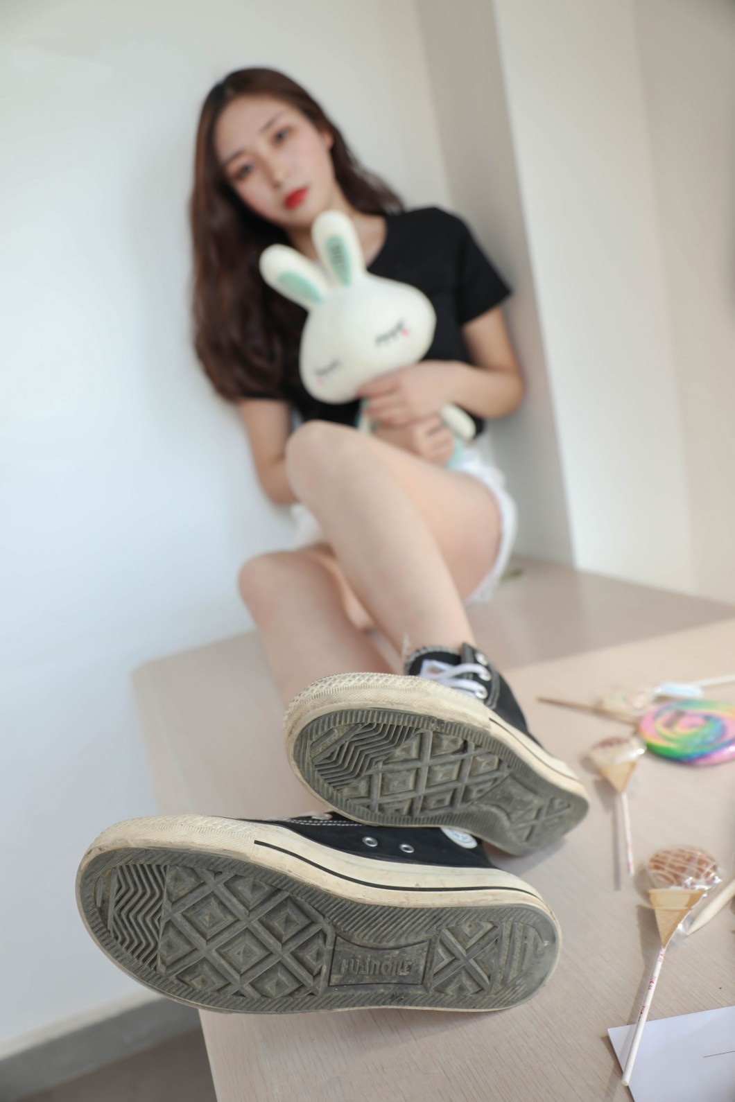 《高帮帆布鞋の脏白棉袜脚》作品图