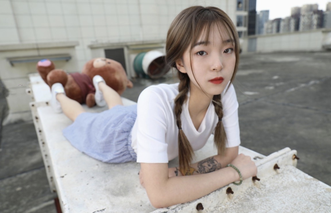 《天台少女船袜脚丫》作品图