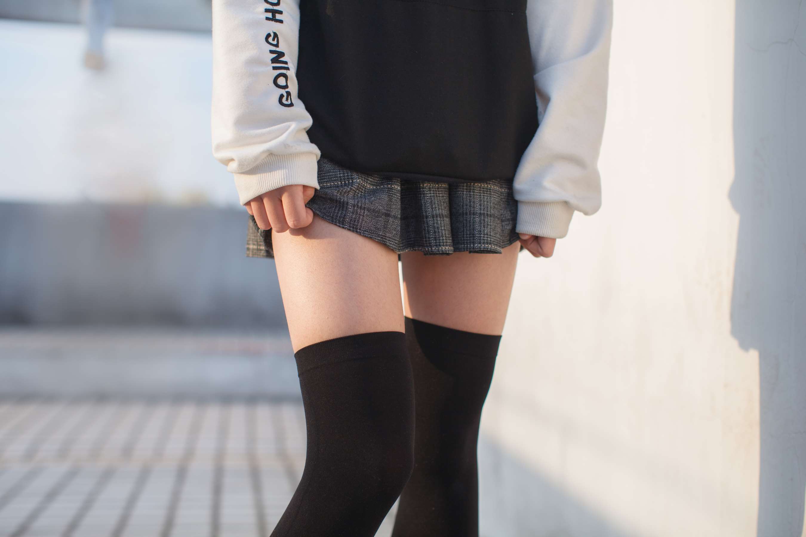 《天台上的黑丝少女》作品图