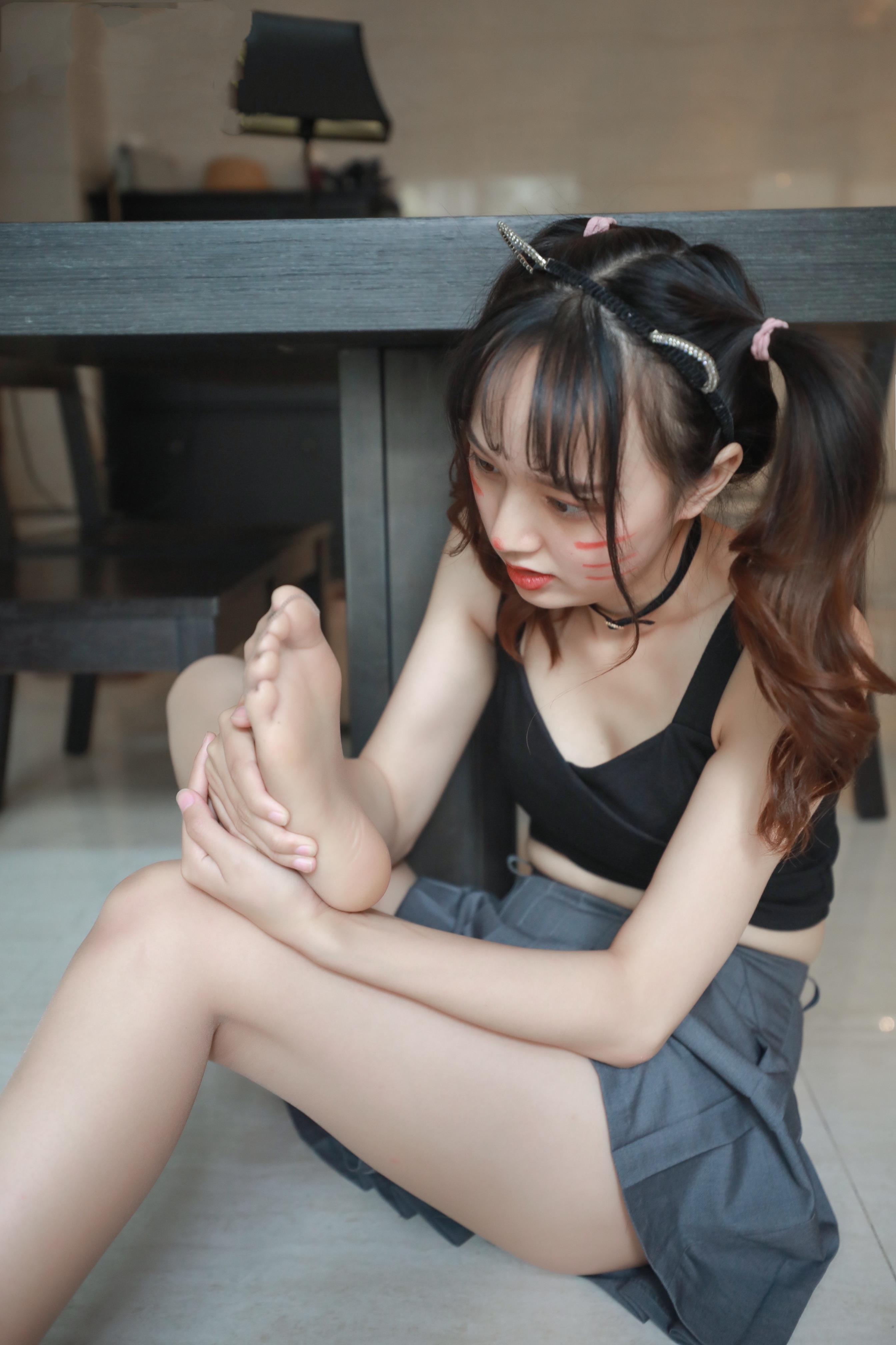 《吊带の肉丝脚丫》作品图