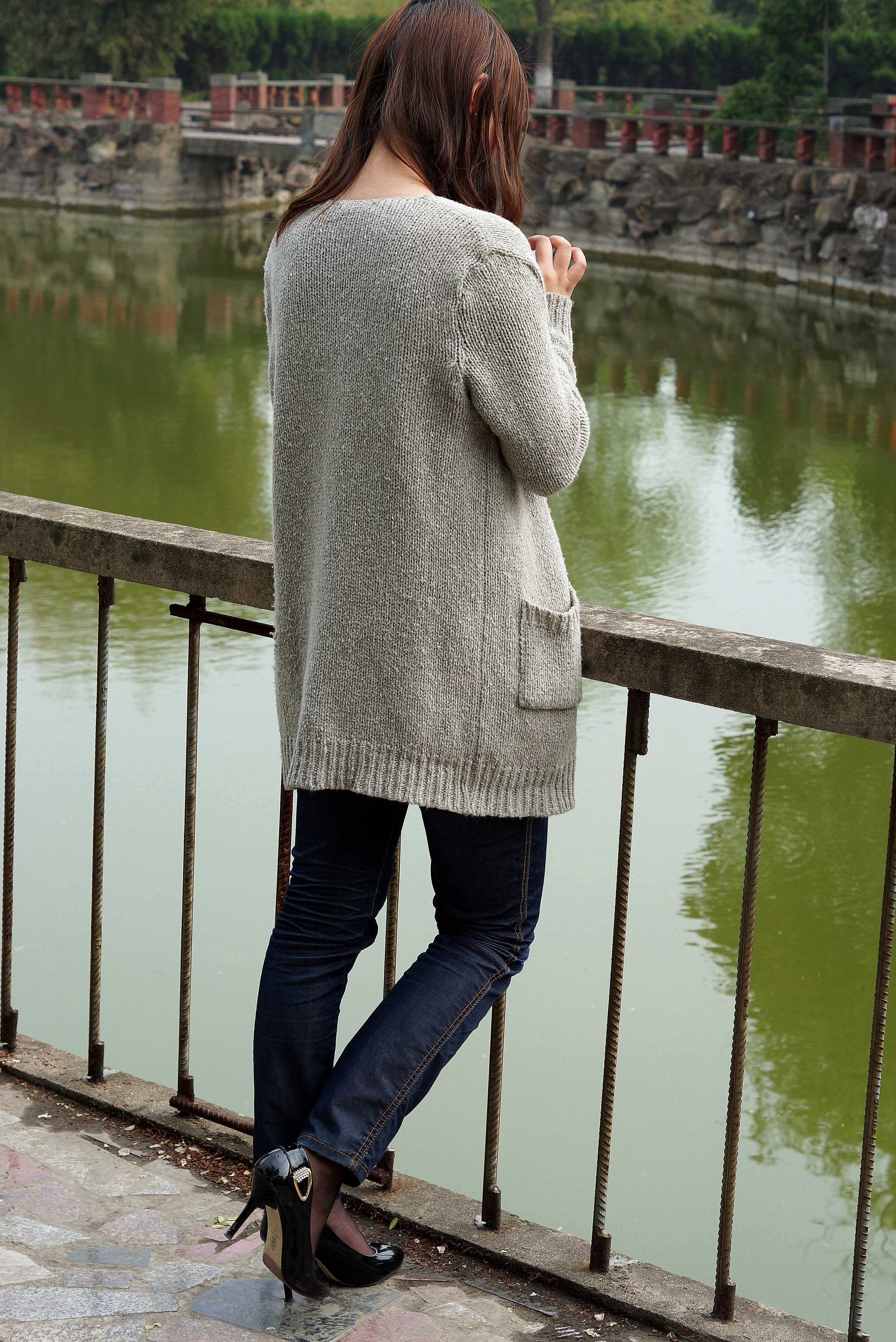 《公园眼镜学姐的黑丝》作品图