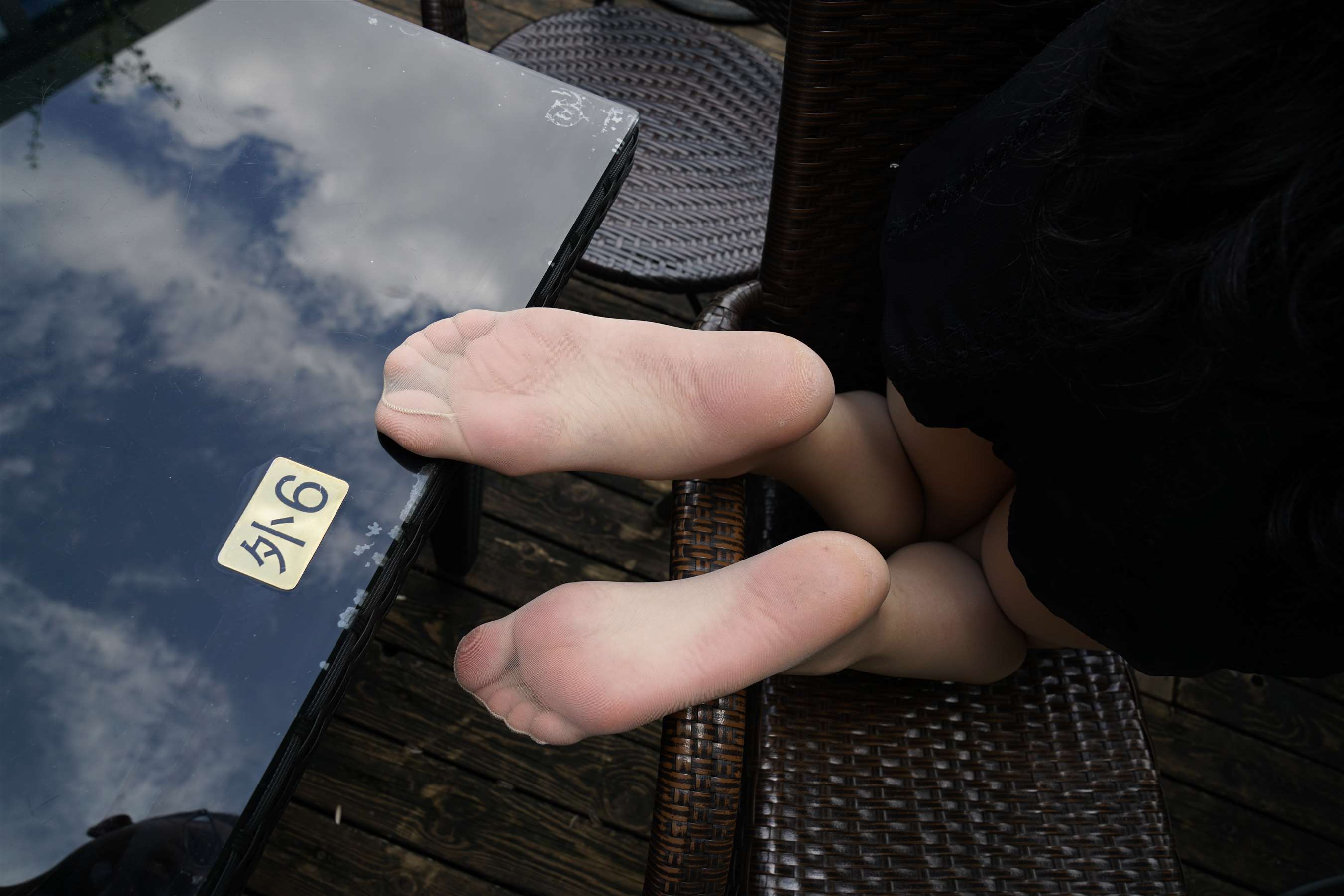 《黑衣肉丝脚丫》作品图