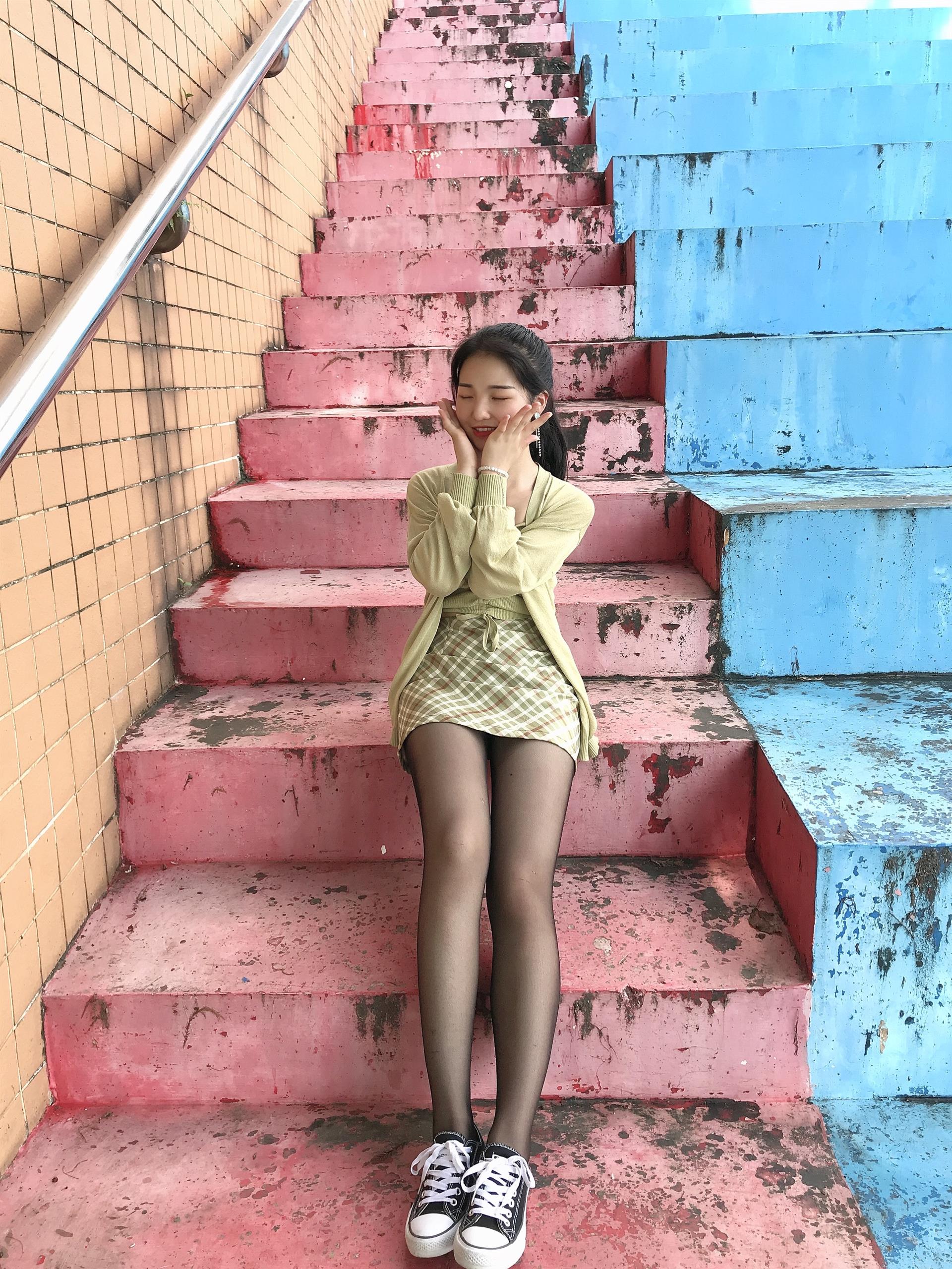 《操场黑丝帆布鞋脚丫》作品图