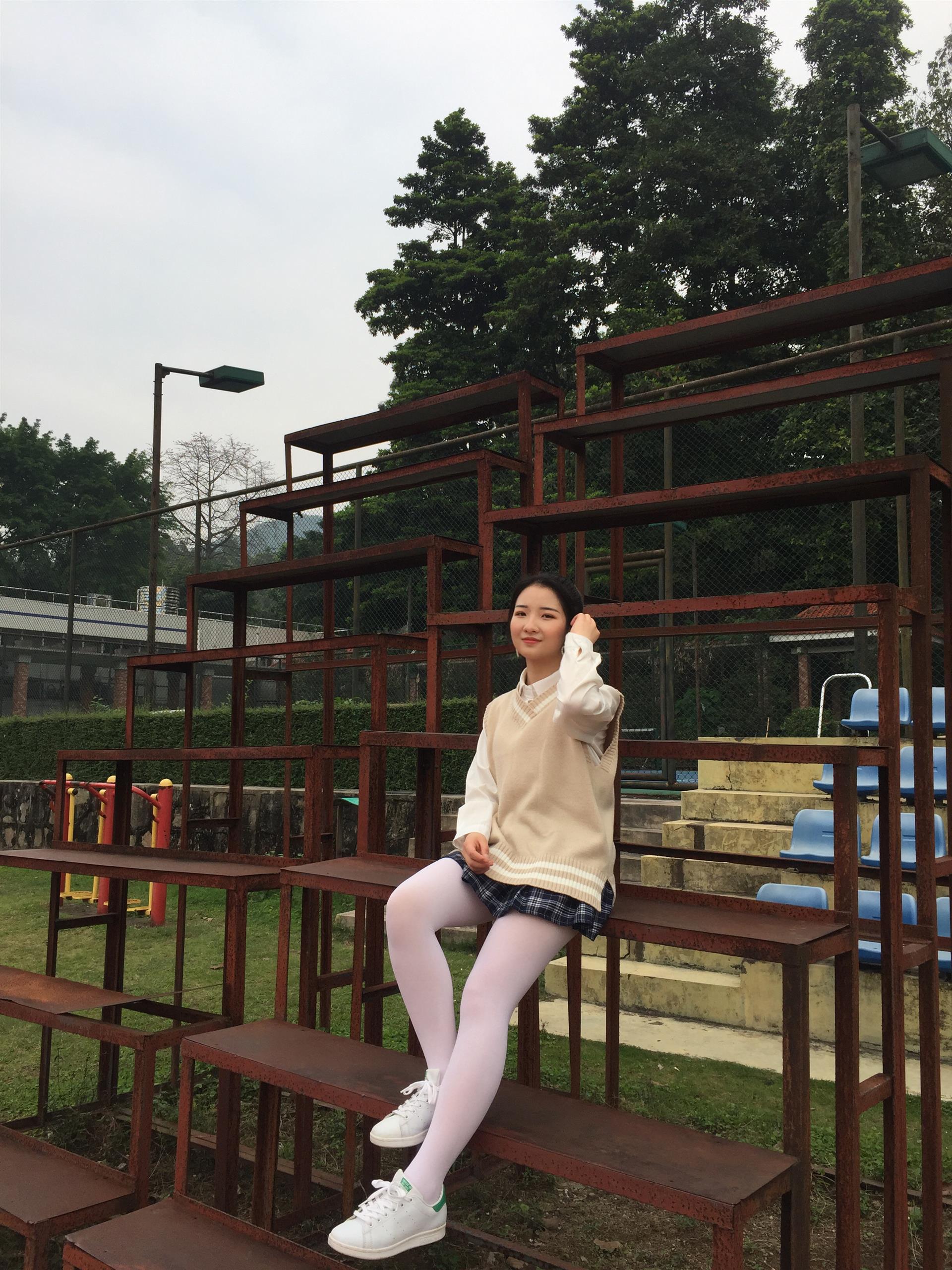 《学妹操场长白丝袜脚丫》作品图