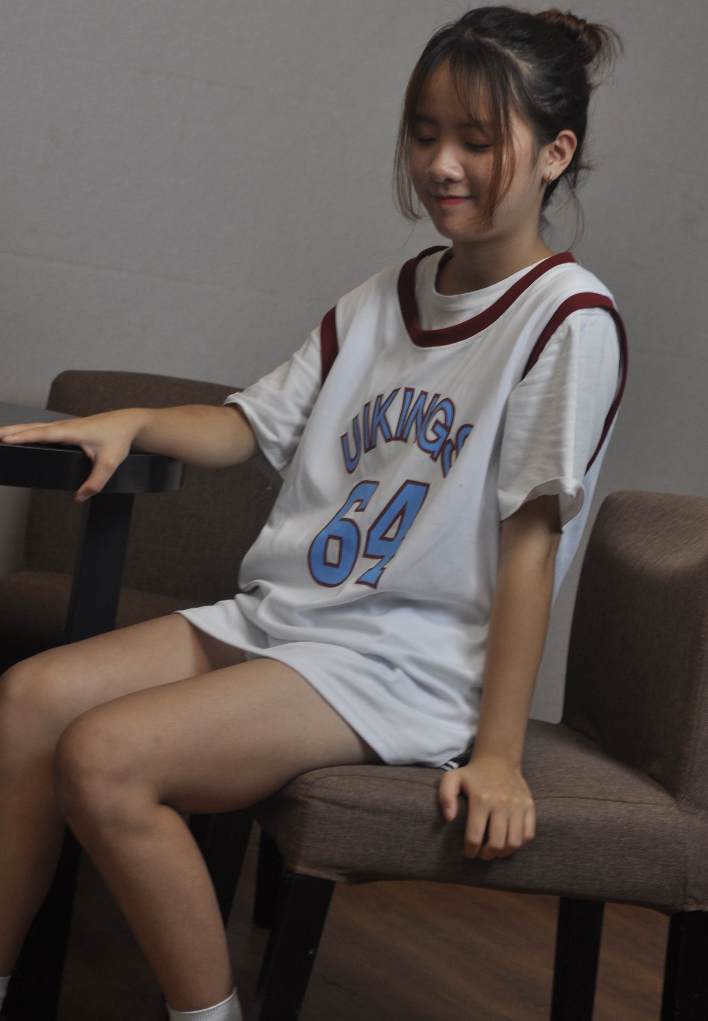 《球服板鞋棉袜脚丫》作品图