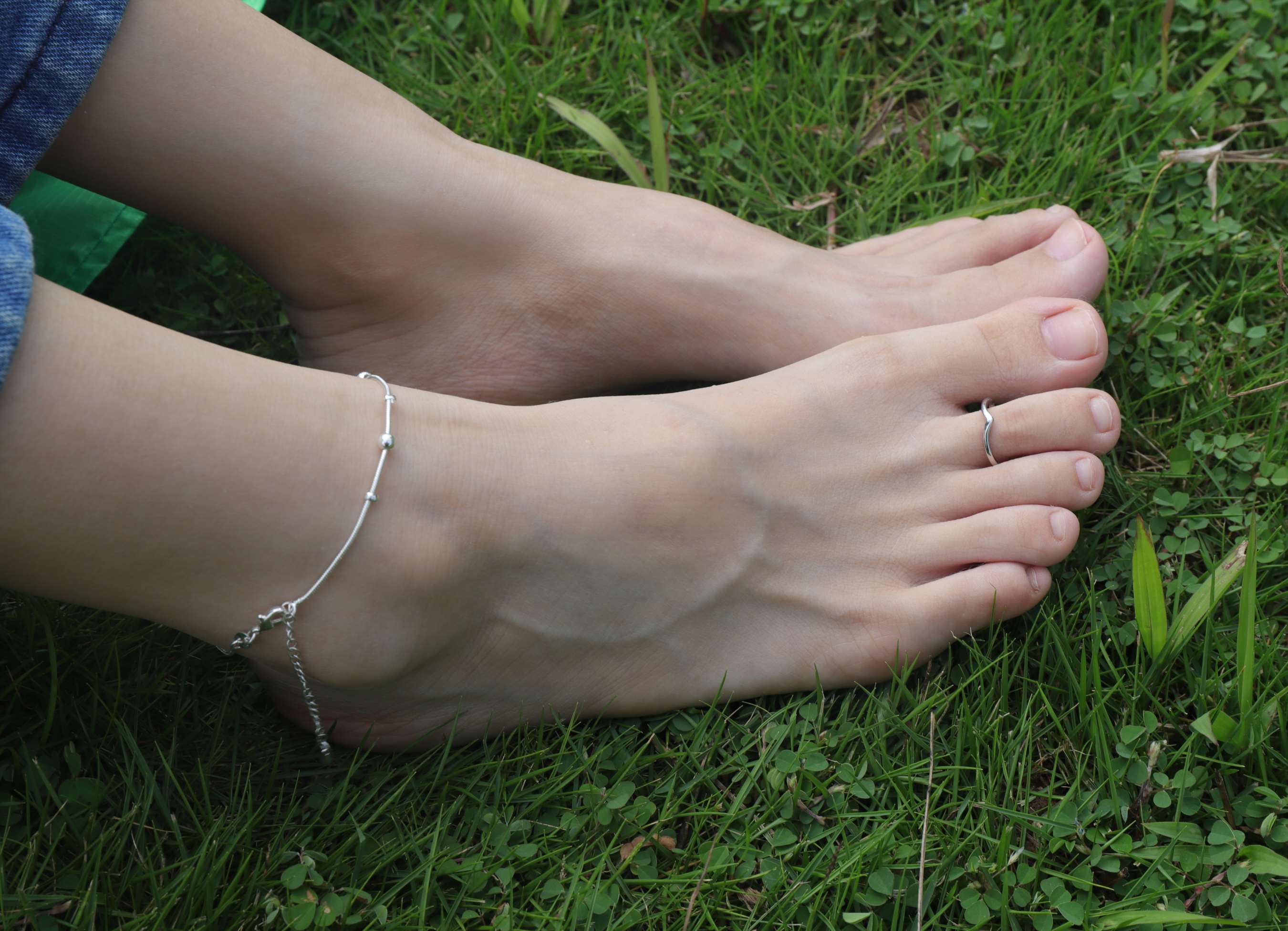 《大学生小茵的白嫩脚丫》作品图