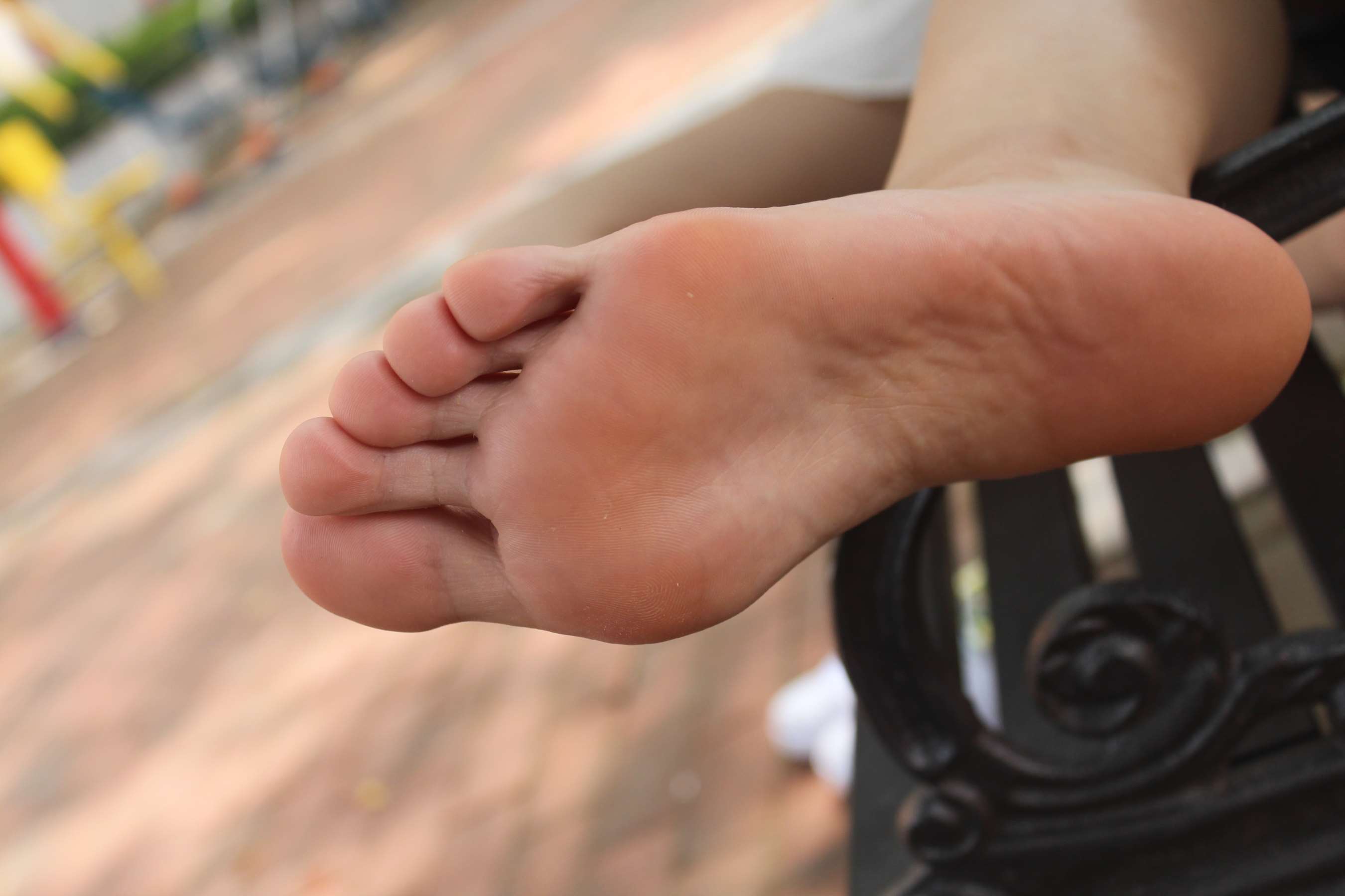 《小姐姐嫩足玩花》作品图