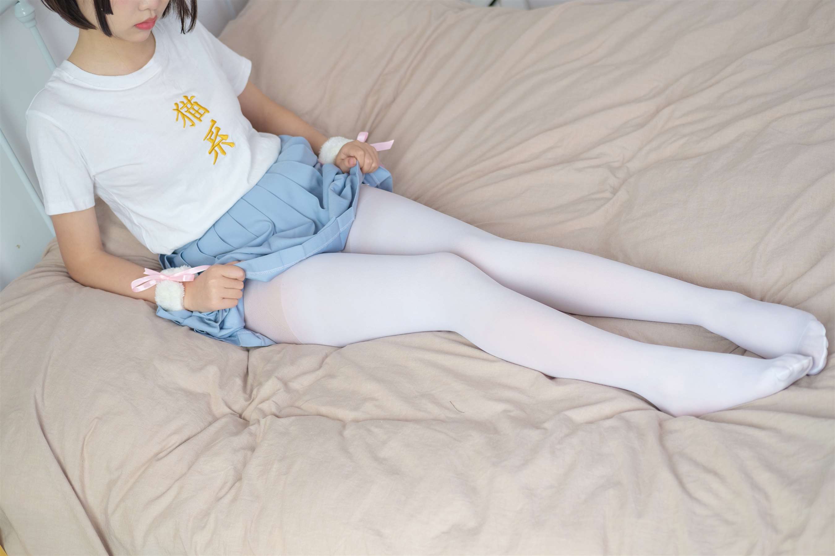 《猫系少女的白丝脚丫+视频1个》作品图