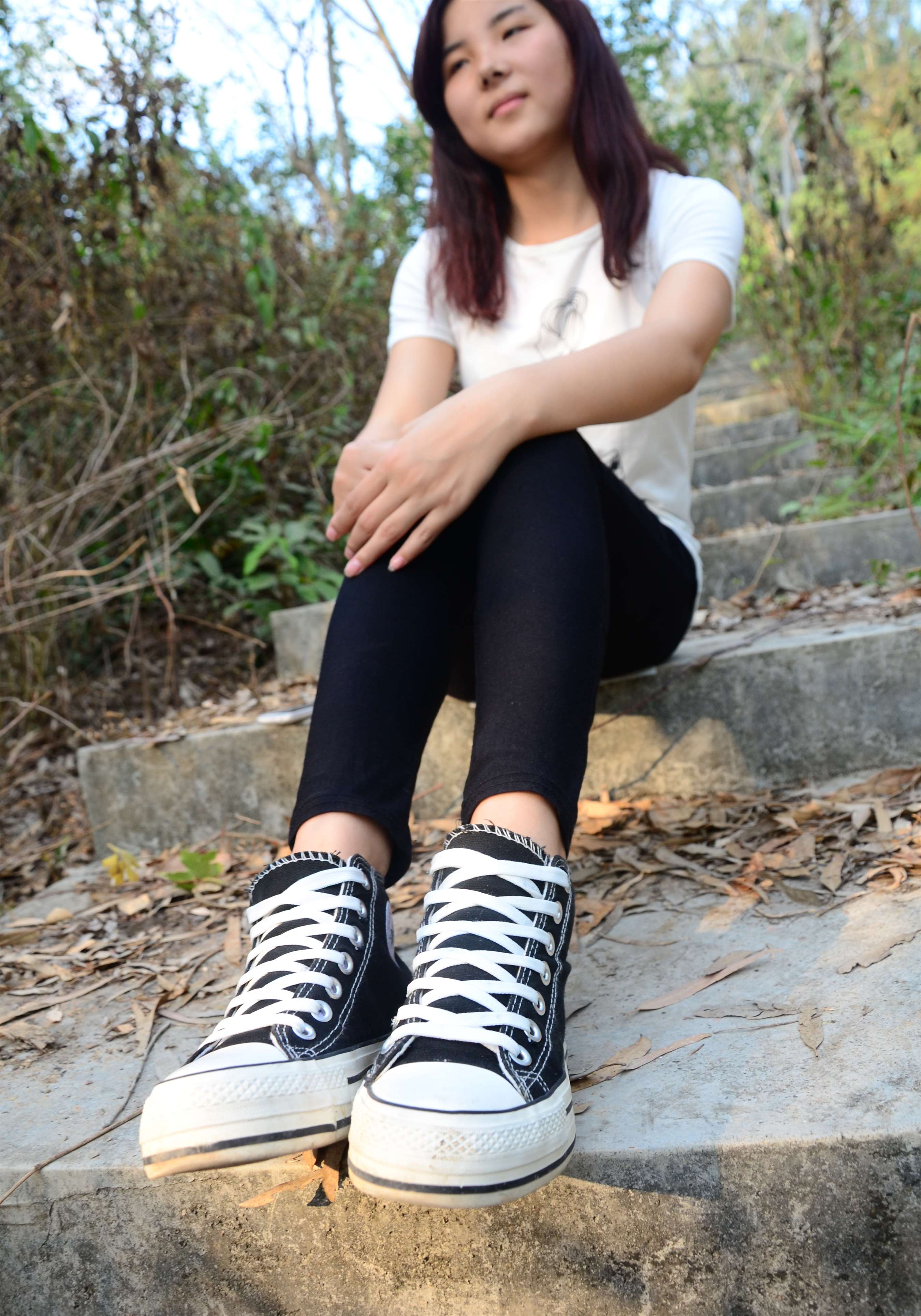 《公园阶梯上的帆布鞋棉袜脚》作品图